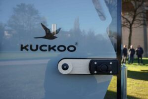 Dieser nachhaltige Mini-Wohnwagen von Kuckoo hat ein Leergewicht von unter 400 kg 7 Kuckoo Camper Emma Glastür
