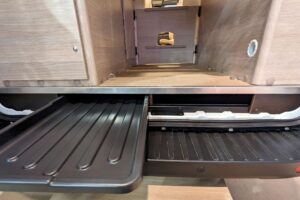 Dieser gemütliche Campervan ist mit einem extra großem Bett ausgestattet 5 Bürstner Lineo C 590 Eingang