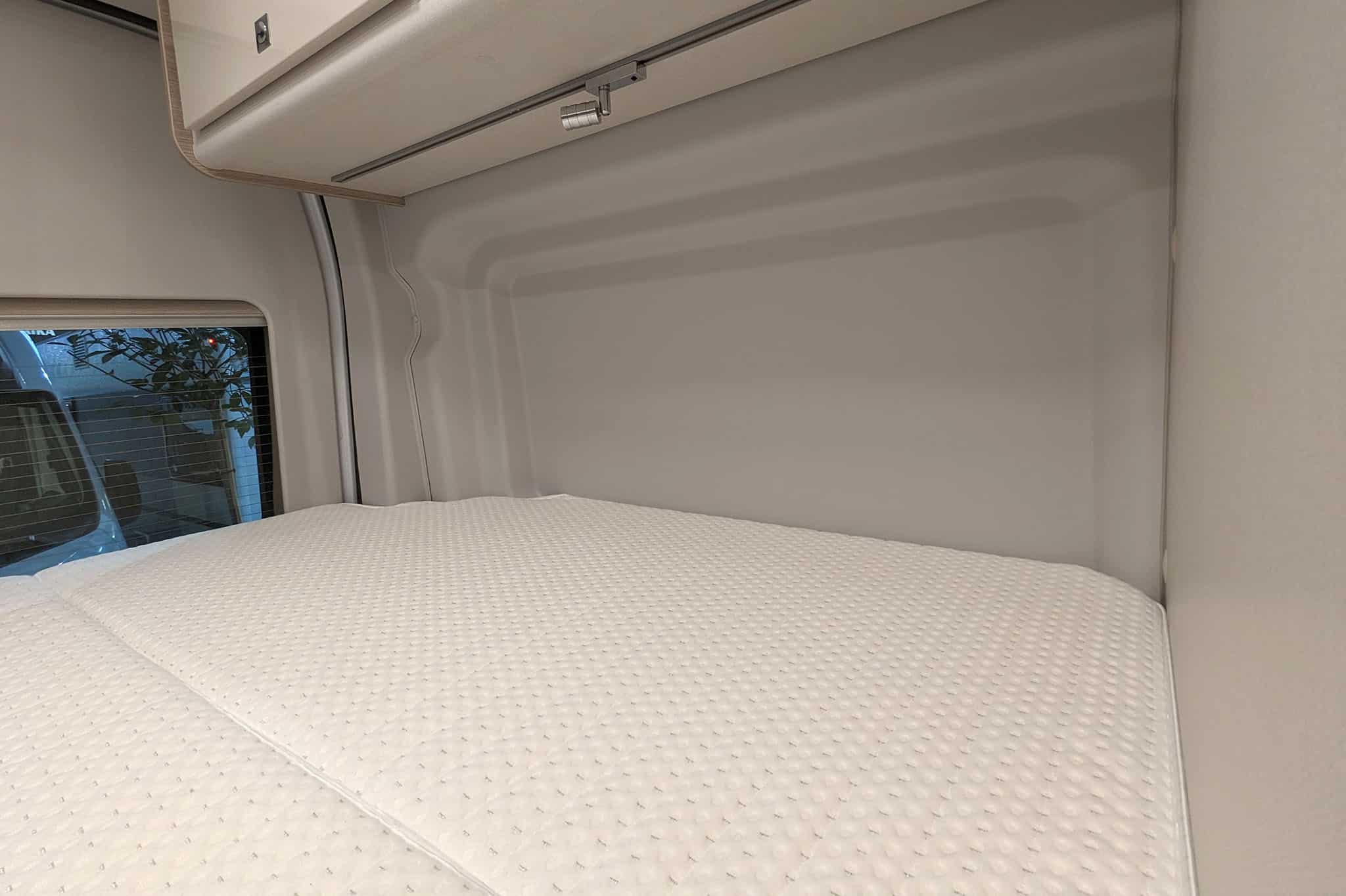 Dieser gemütliche Campervan ist mit einem extra großem Bett ausgestattet 2 Bürstner Lineo C 590 Bett