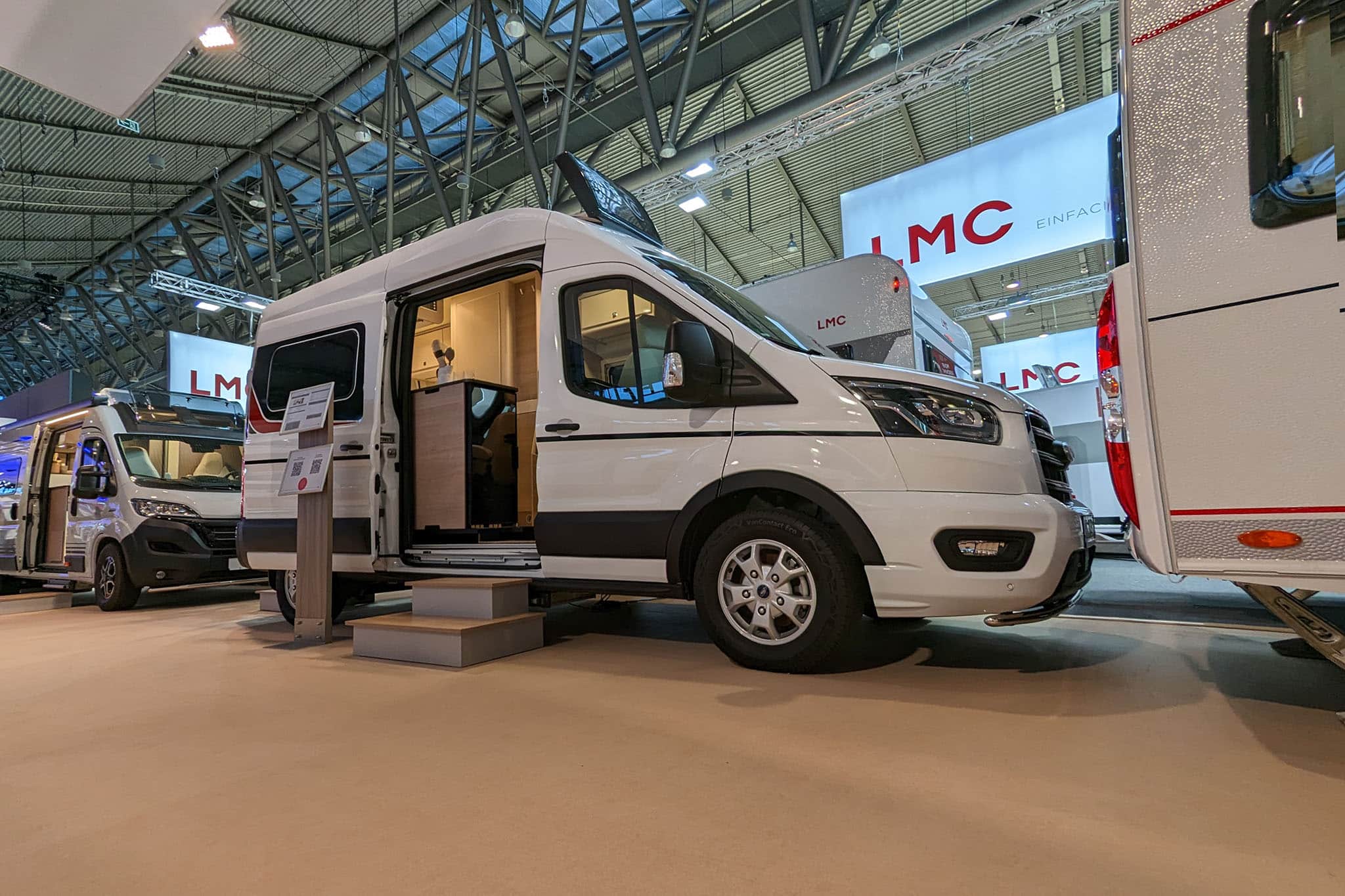 Dieser gemütliche Campervan ist mit einem extra großem Bett ausgestattet