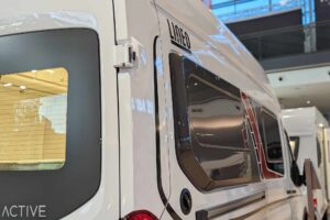 Dieser gemütliche Campervan ist mit einem extra großem Bett ausgestattet 4 Bürstner Lineo C 590 hinten