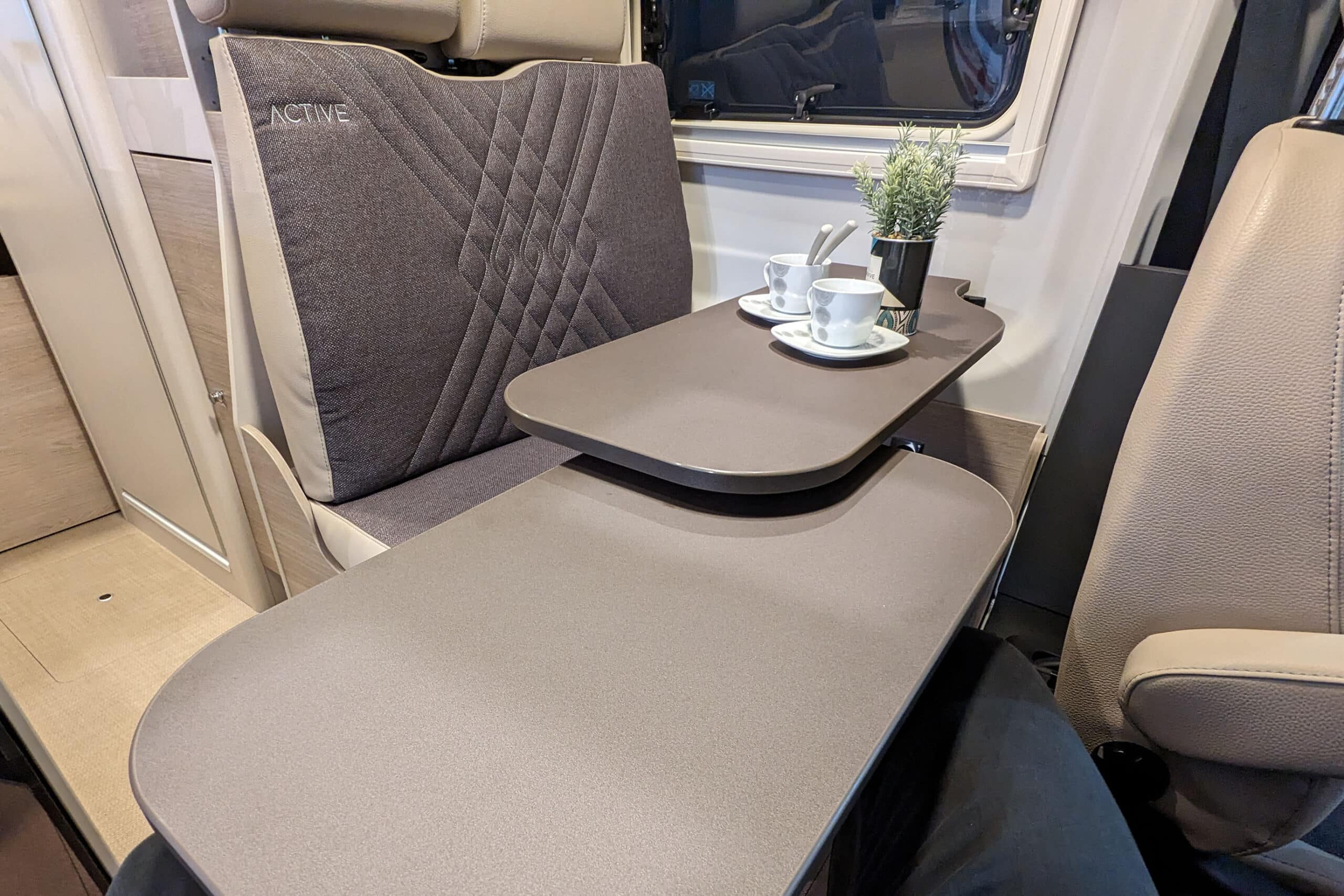 Dieser gemütliche Campervan ist mit einem extra großem Bett ausgestattet 3 Bürstner Lineo C 590 Tisch
