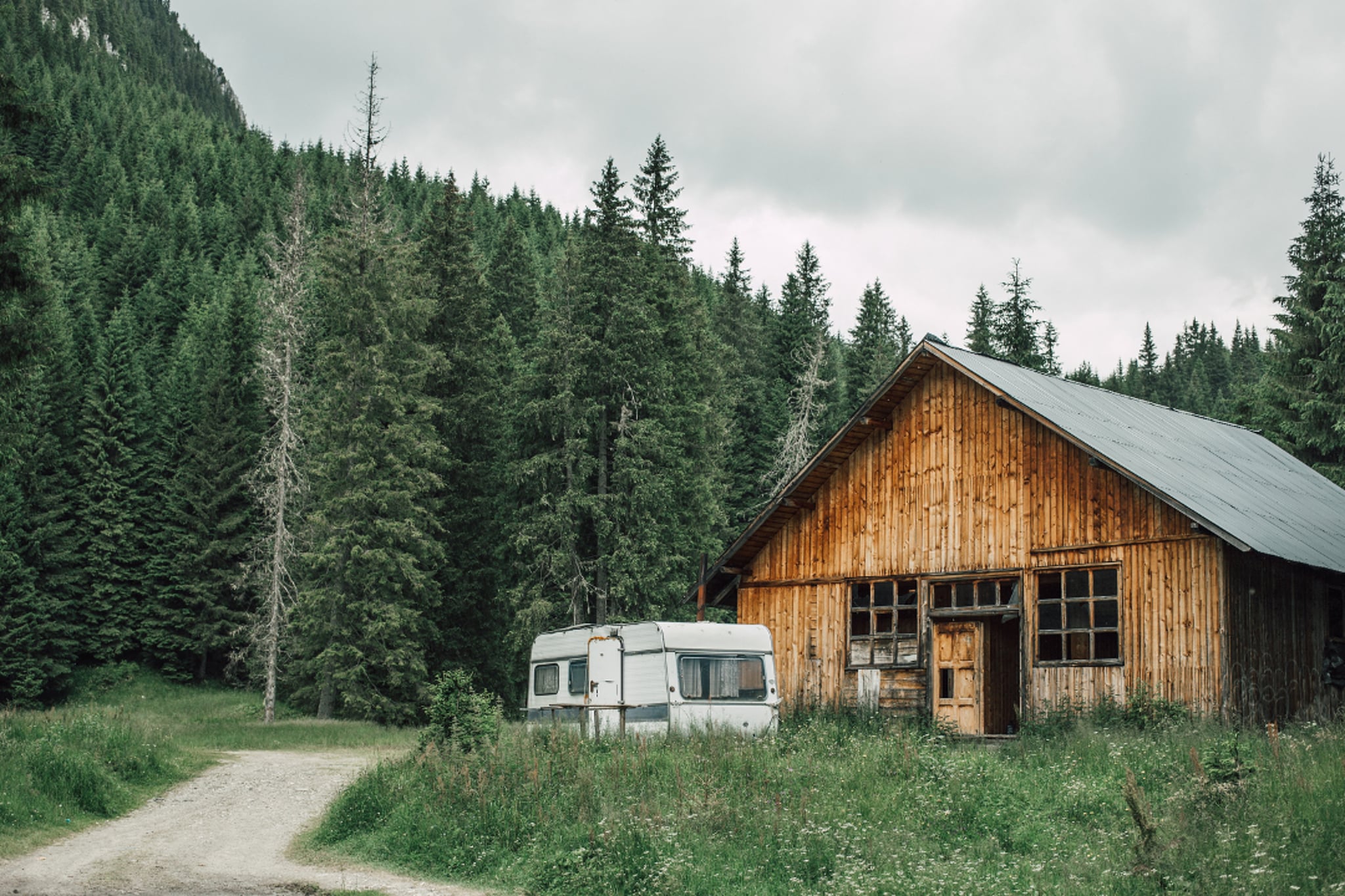 Keine Lust auf volle Campingplätze? Hier findest du naturnahe private Stellplätze für deine Reise