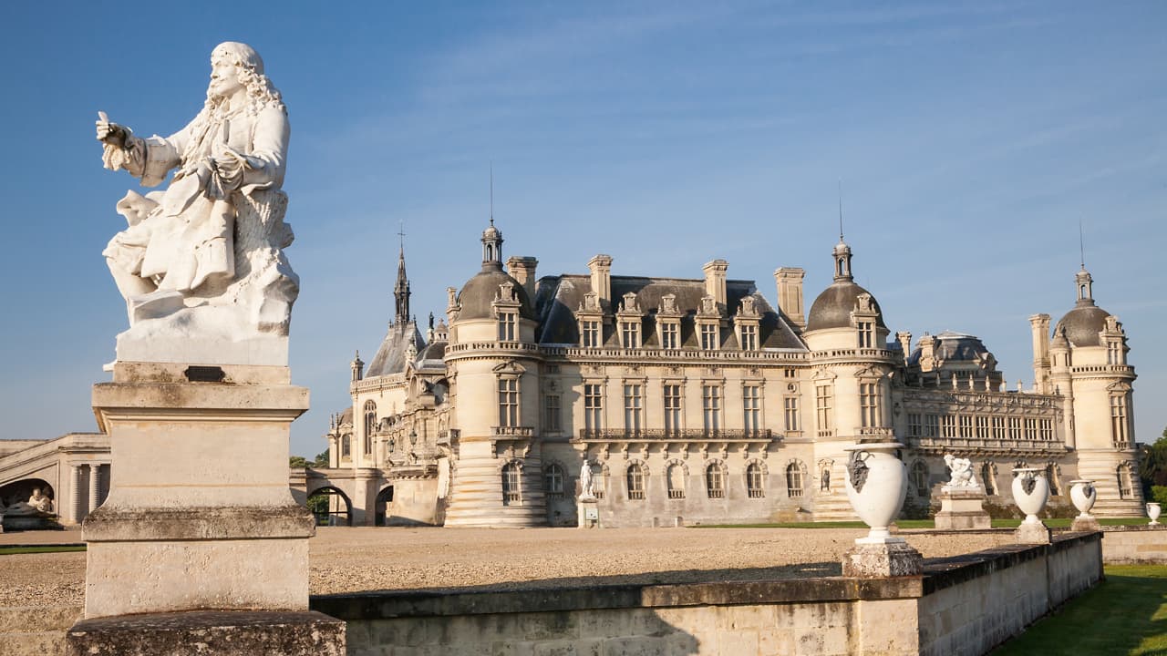 Camping Frankreich Blick aus dem Garten auf Chateau Cantilly