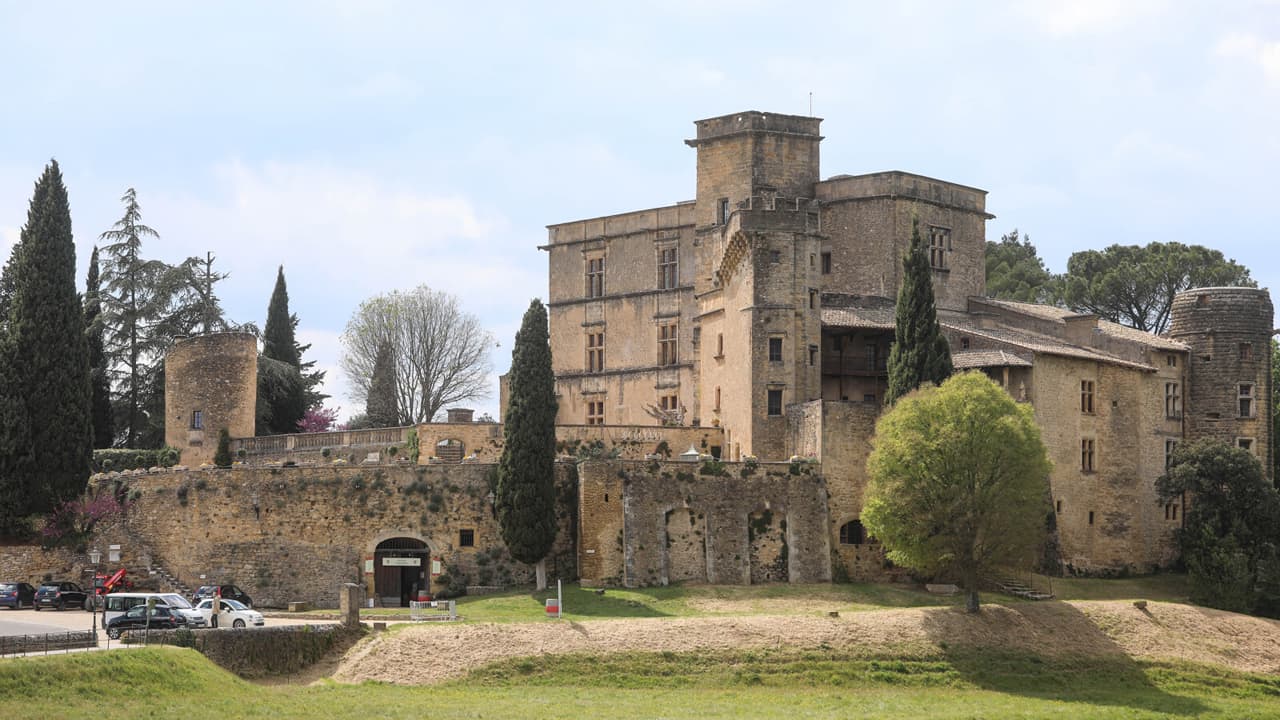 Camping Frankreich Schloss Lourmarin mit Mauer im Sonnenlicht