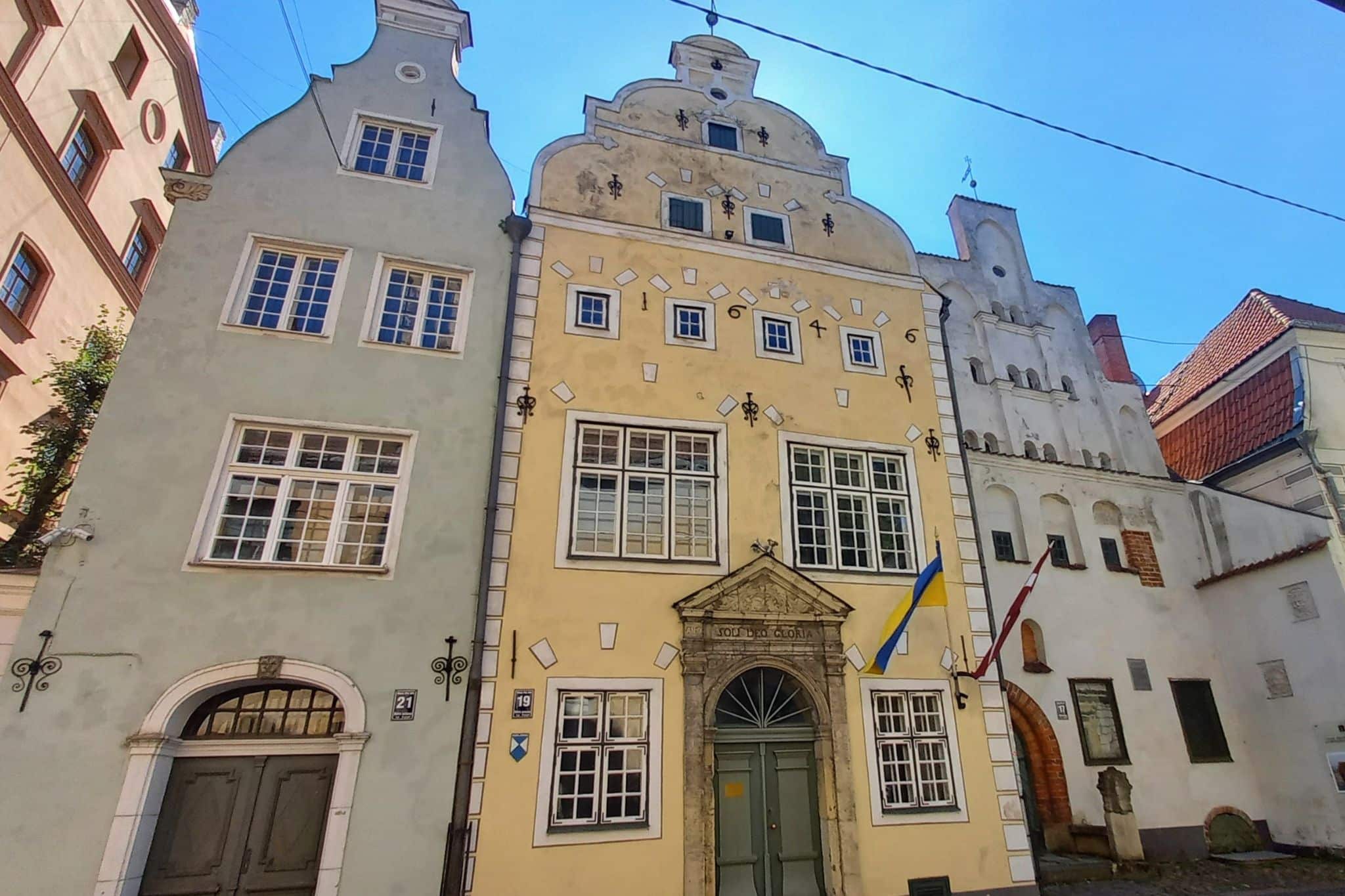 Ein Muss beim Stadtrundgang: die „Drei Brüder” – das älteste Wohngebäude-Ensemble in Riga in der Mazā Pils iela.