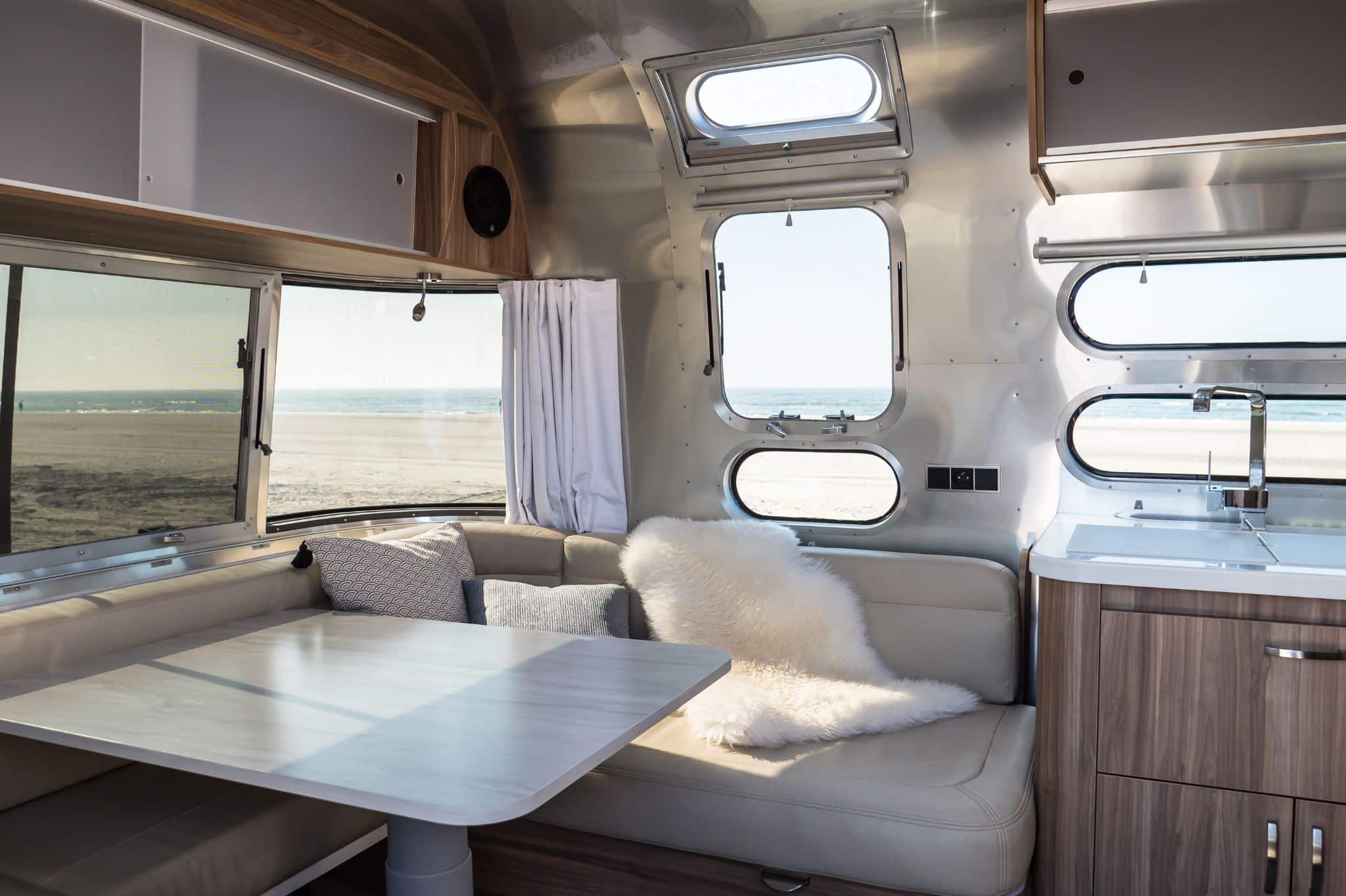 Bugseitig befindet sich die Rundsitzgruppe vor dem Panoramafenster. (c) Airstream Germany