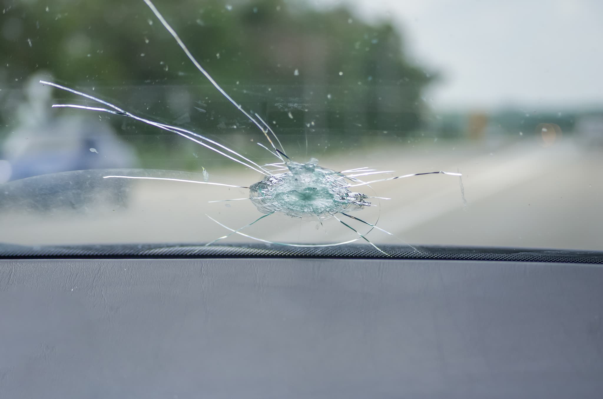 Reparaturen am Wohnmobil und Wohnwagen: Was du selbst erledigen kannst (und wovon du besser die Finger lässt) 3 Glasbruch @erik3804 depositphotos