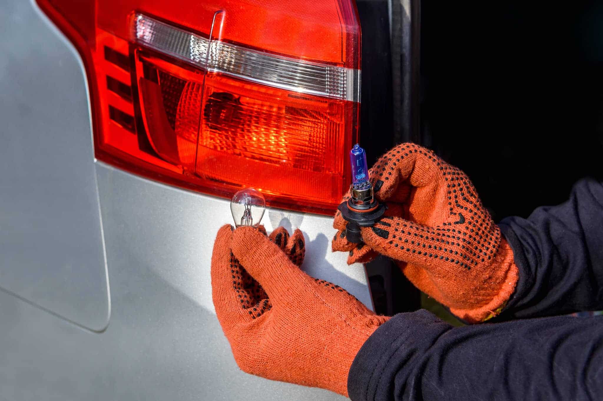 Reparaturen am Wohnmobil und Wohnwagen: Was du selbst erledigen kannst (und wovon du besser die Finger lässt) 5 Gluehbirnen austauschen Auto ©alfexe depositphotos