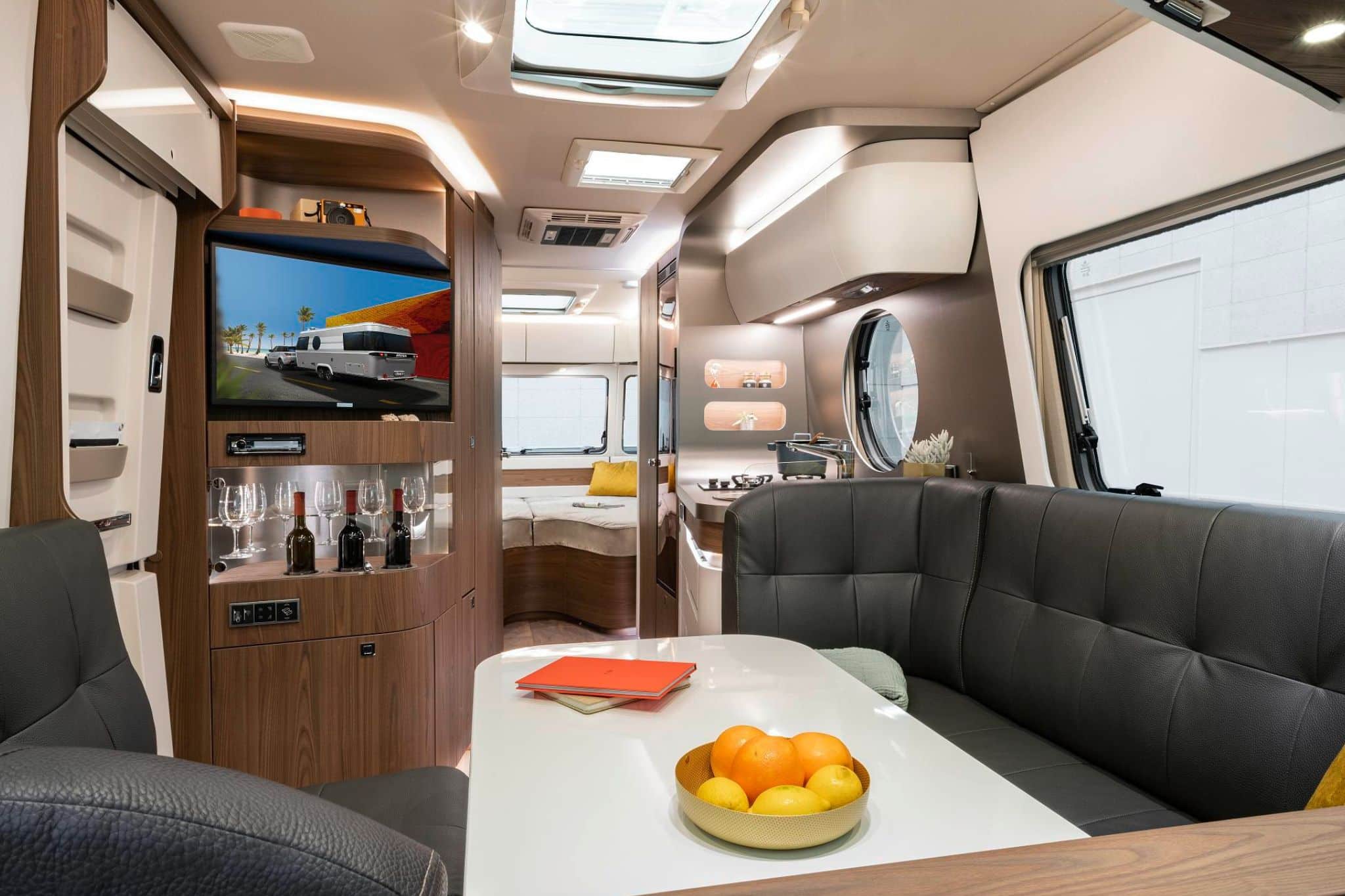 Offenes Raumkonzept im Yachtstil und flexible Ambiente-Beleuchtung im Eriba Touring 820. © Hymer GmbH & Co. KG