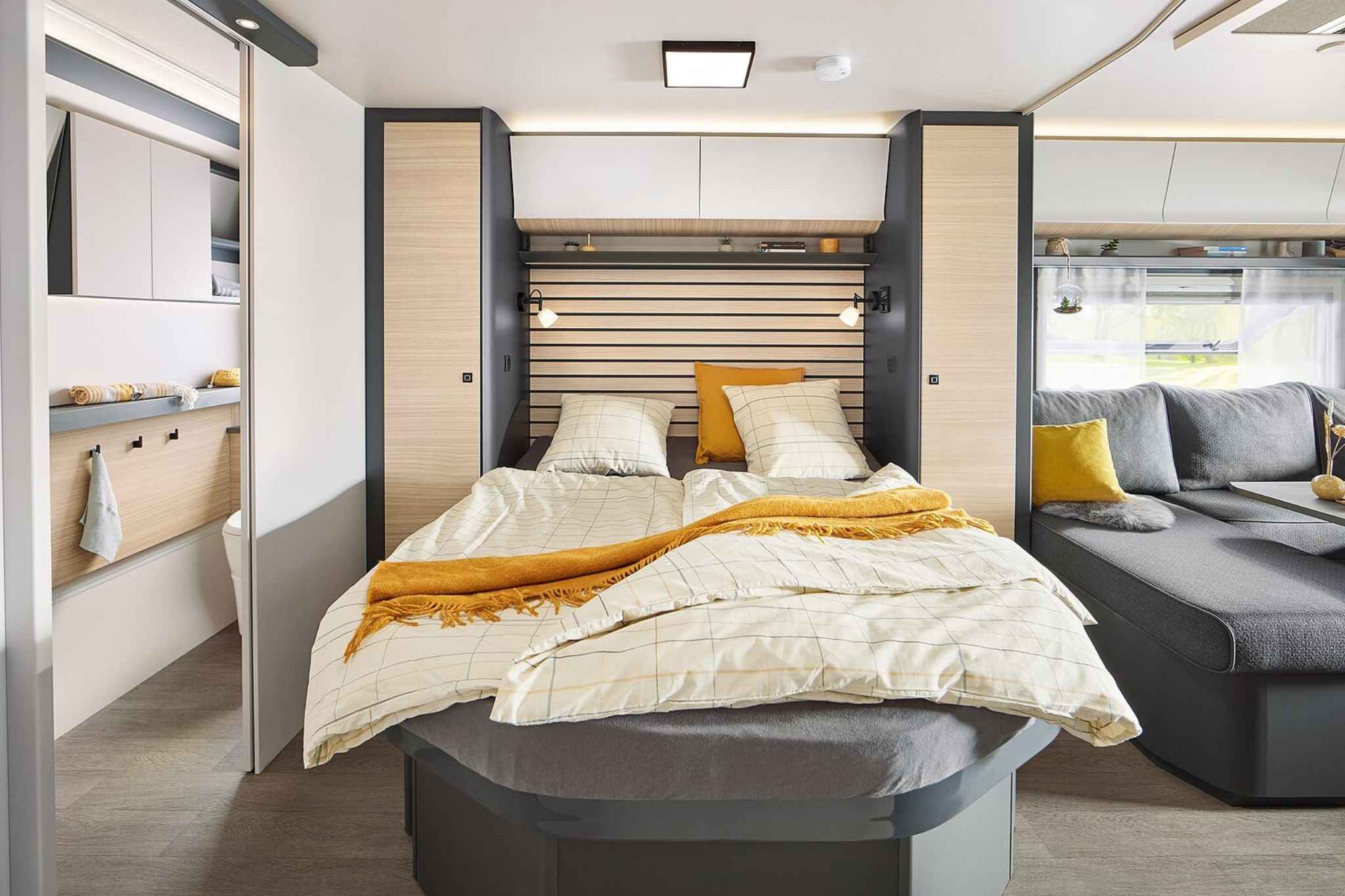 Das freistehende Queensbett bietet ausreichend Platz für erholsamen Schlaf. © Hobby Wohnwagenwerk