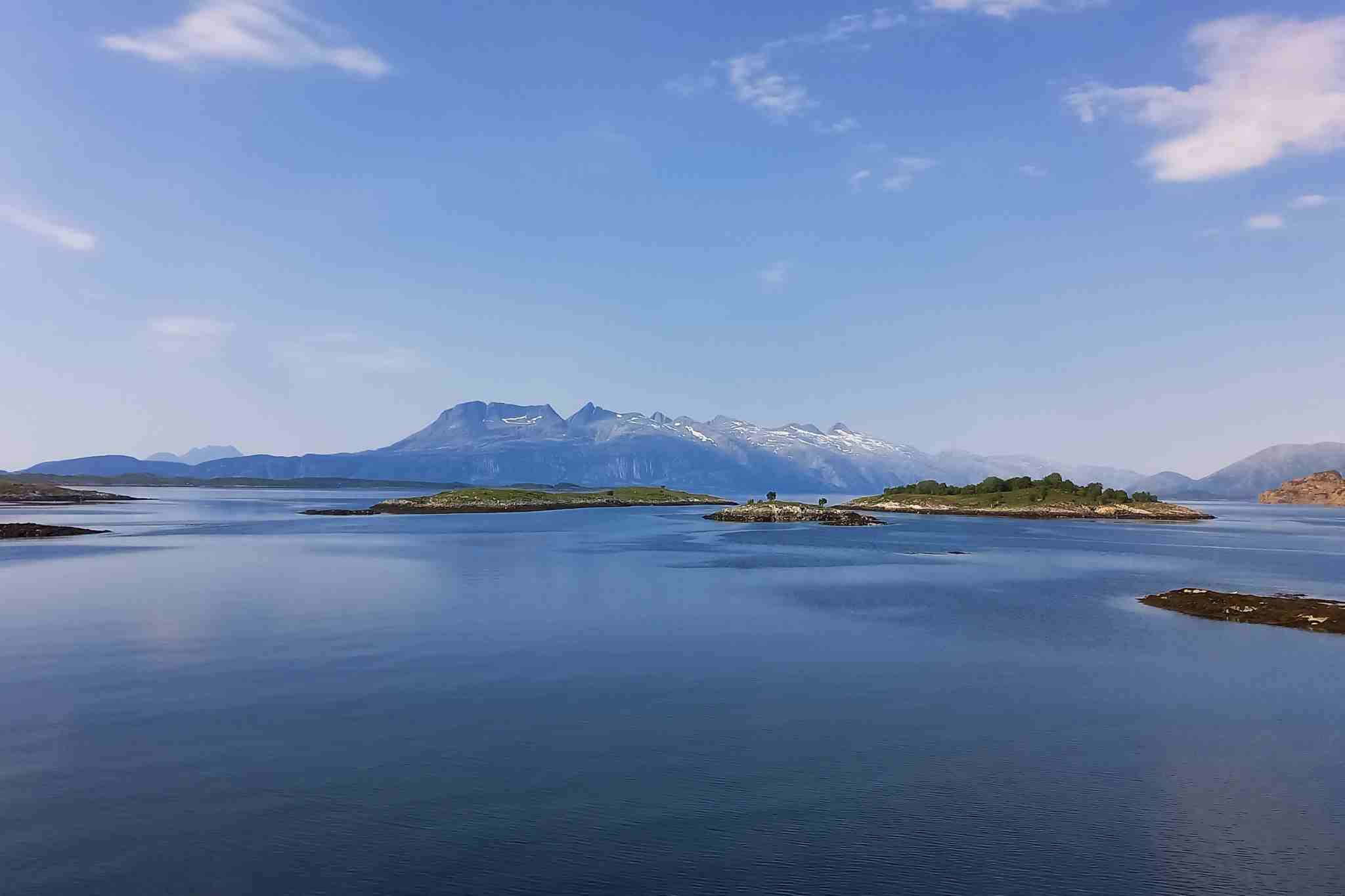 Die Gebirgskette der Sieben Schwestern: Blick während der Fährüberfahrt vonForvik nach Tjøtta.