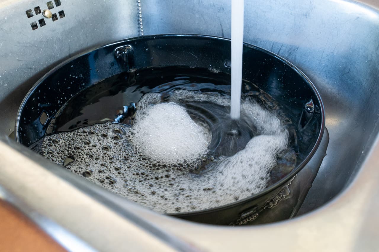 CADAC Grill Fettpfanne reinigen: Mit heißem Wasser und Spüli einweichen