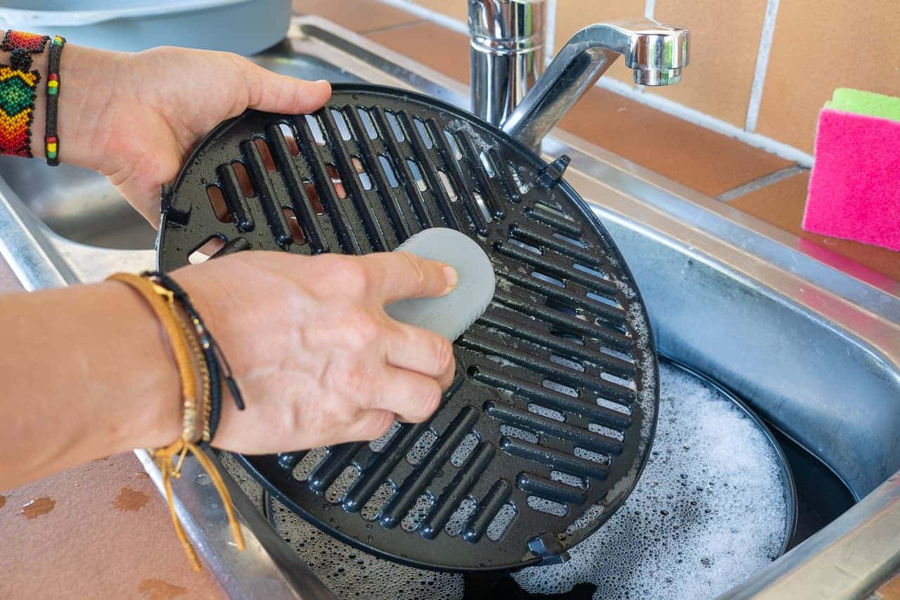Die CADAC GreenGrill Antihaftbeschichtung darf nur mit weichen Bürsten geschrubbt werden.