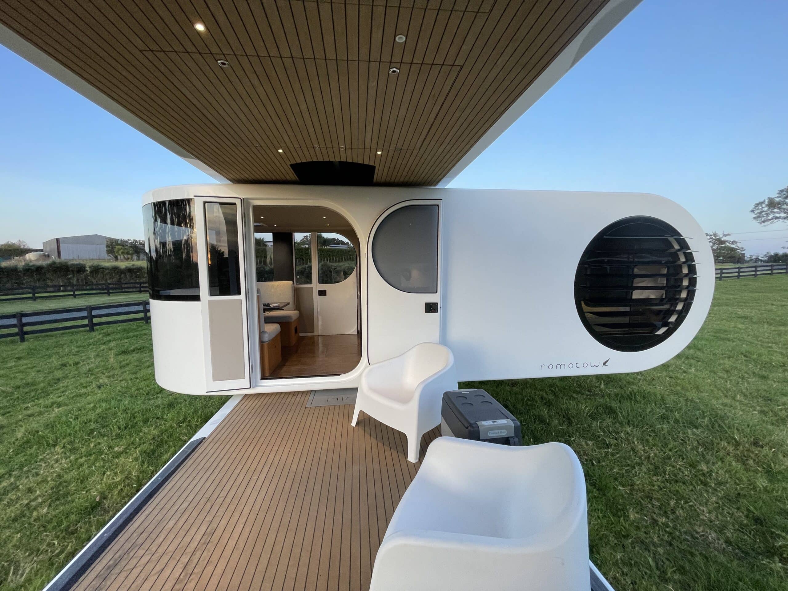 Luxus-Wohnwagen aus Neuseeland: Der innovative Romotow T8 mit drehbarem Wohnbereich und Terrasse 4 Romotow t8 Luxus-Wohnwagen