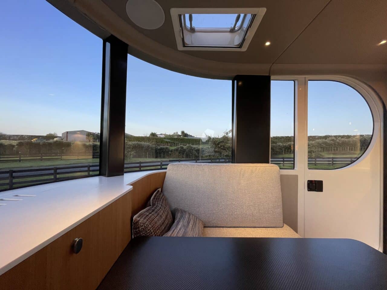 Luxus-Wohnwagen aus Neuseeland: Der innovative Romotow T8 mit drehbarem Wohnbereich und Terrasse 8 Romotow t8 Luxus-Wohnwagen