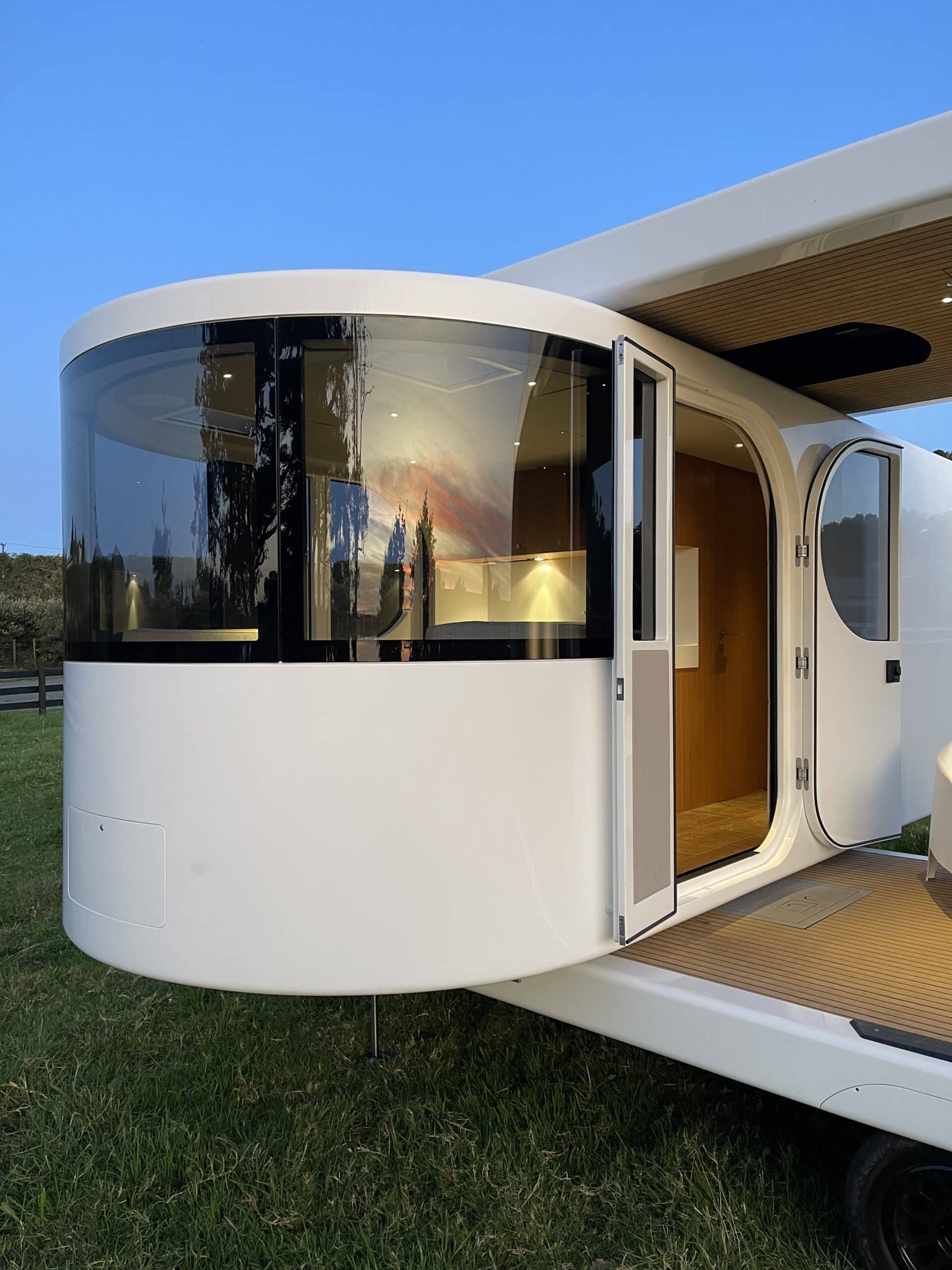 Luxus-Wohnwagen aus Neuseeland: Der innovative Romotow T8 mit drehbarem Wohnbereich und Terrasse 6 Romotow t8 Luxus-Wohnwagen