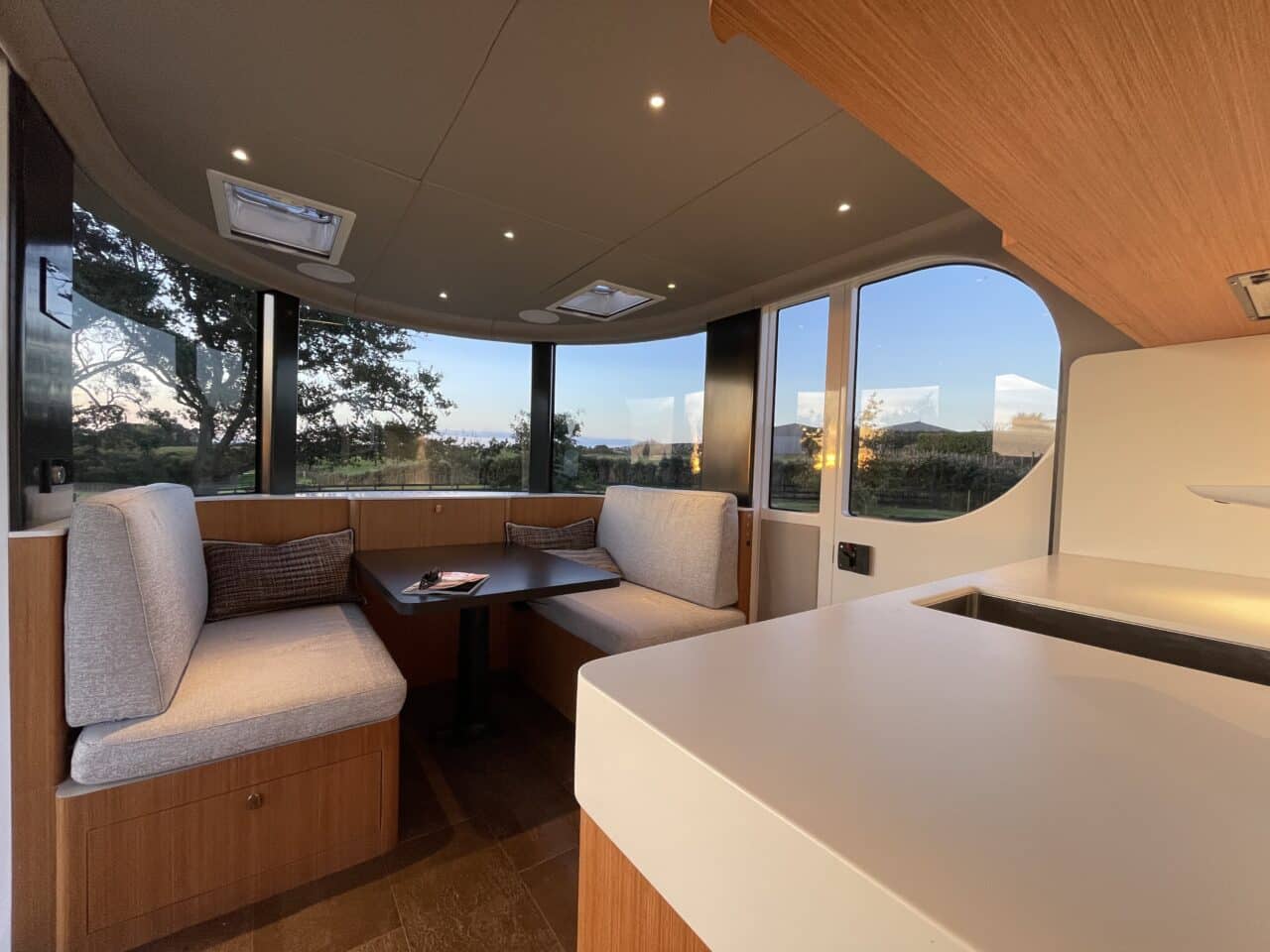 Luxus-Wohnwagen aus Neuseeland: Der innovative Romotow T8 mit drehbarem Wohnbereich und Terrasse 10 romotow t8 salon