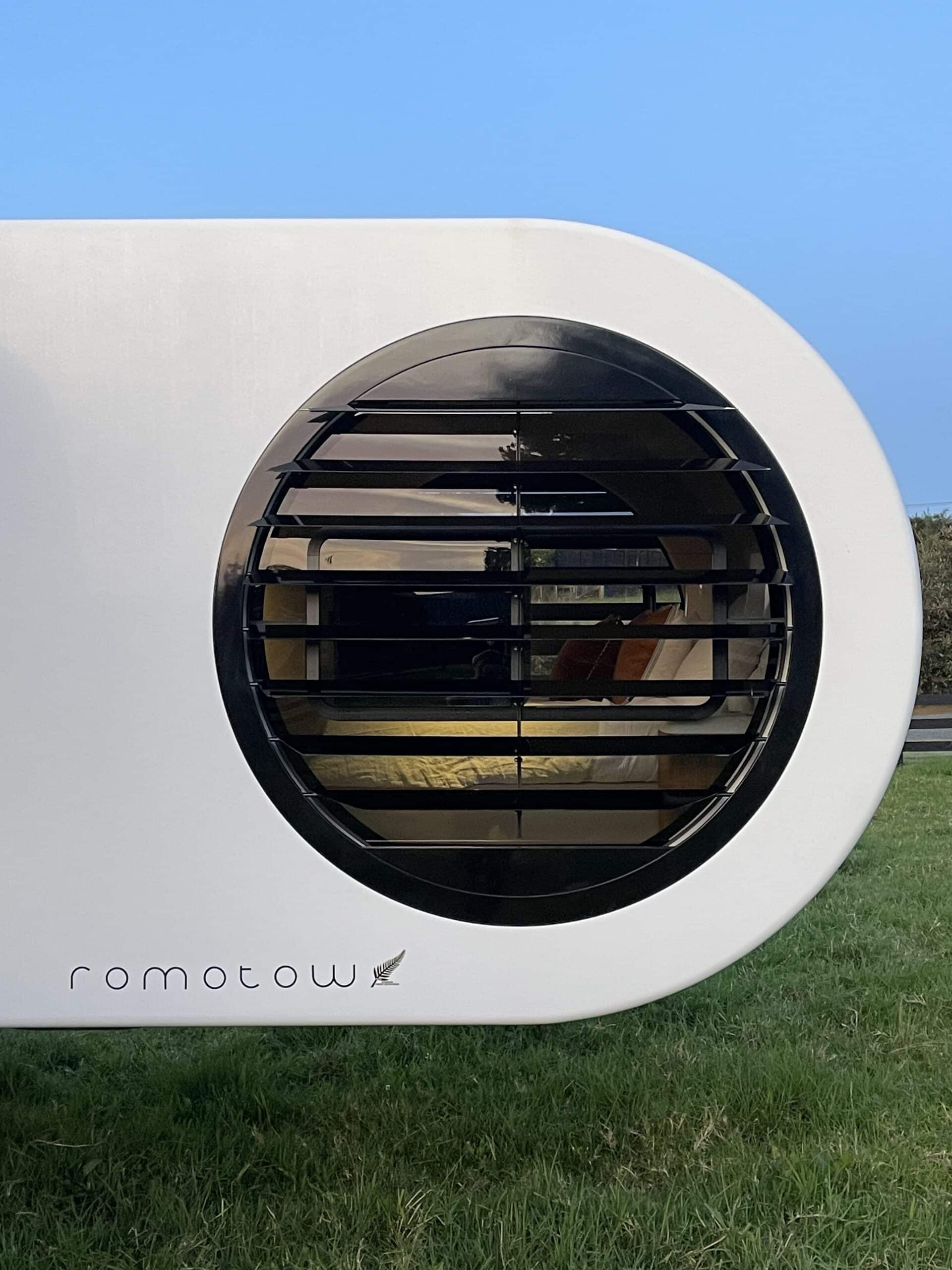 Luxus-Wohnwagen aus Neuseeland: Der innovative Romotow T8 mit drehbarem Wohnbereich und Terrasse 11 Romotow t8 Luxus-Wohnwagen Schlafzimmerfenster