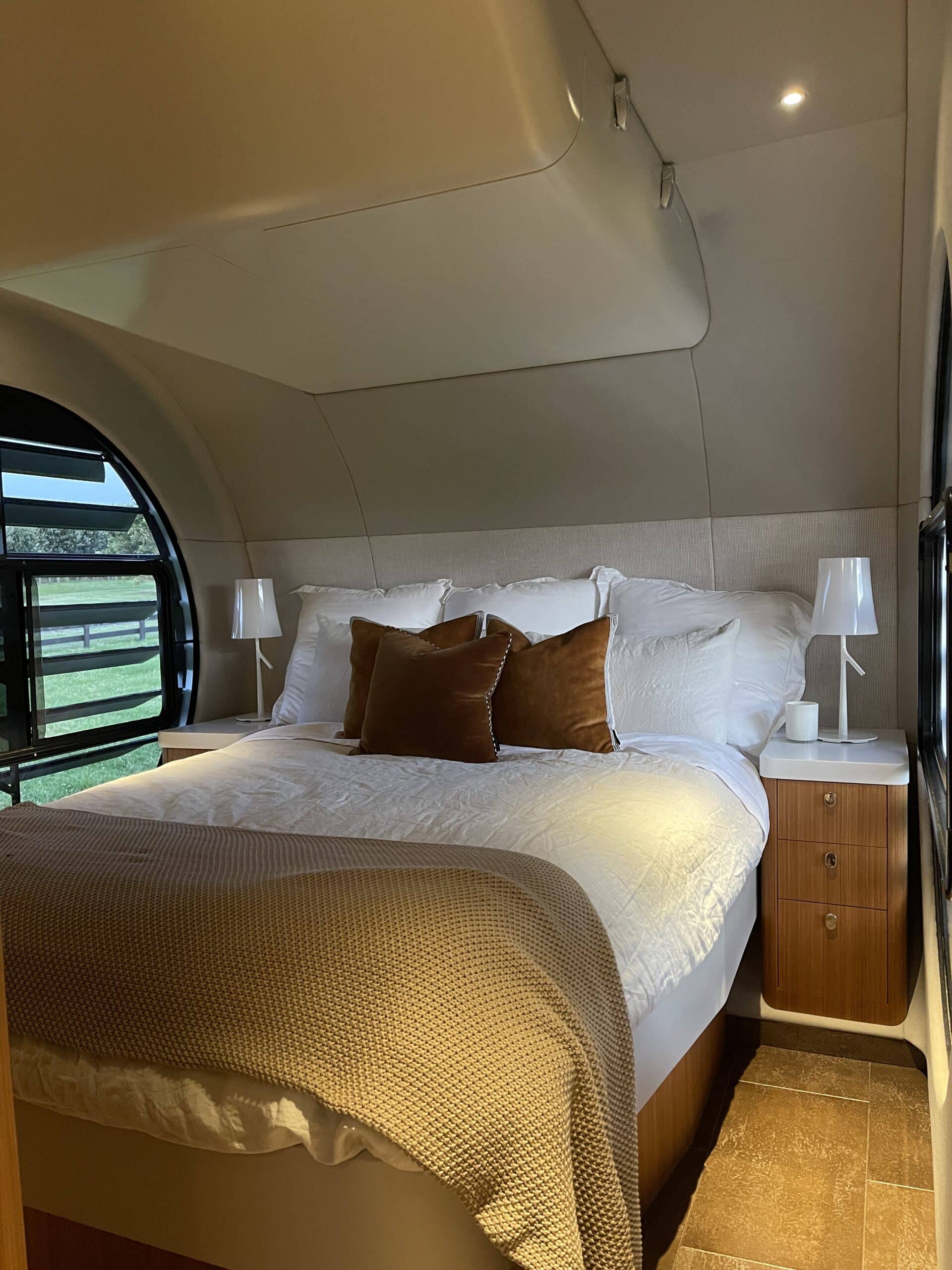 Luxus-Wohnwagen aus Neuseeland: Der innovative Romotow T8 mit drehbarem Wohnbereich und Terrasse 12 romotow t8 schlafzimmer scaled