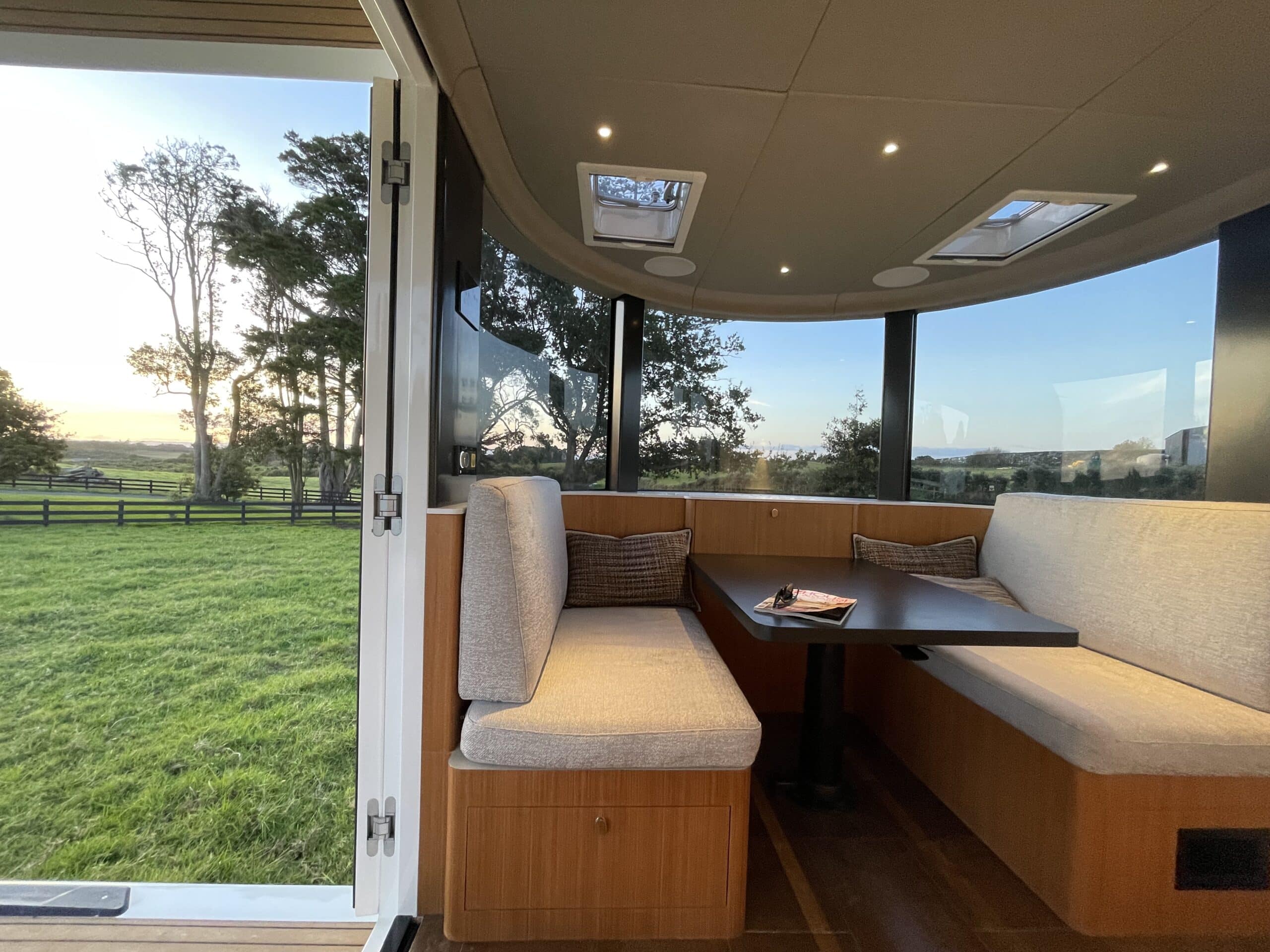 Luxus-Wohnwagen aus Neuseeland: Der innovative Romotow T8 mit drehbarem Wohnbereich und Terrasse 7 Romotow t8 Luxus-Wohnwagen
