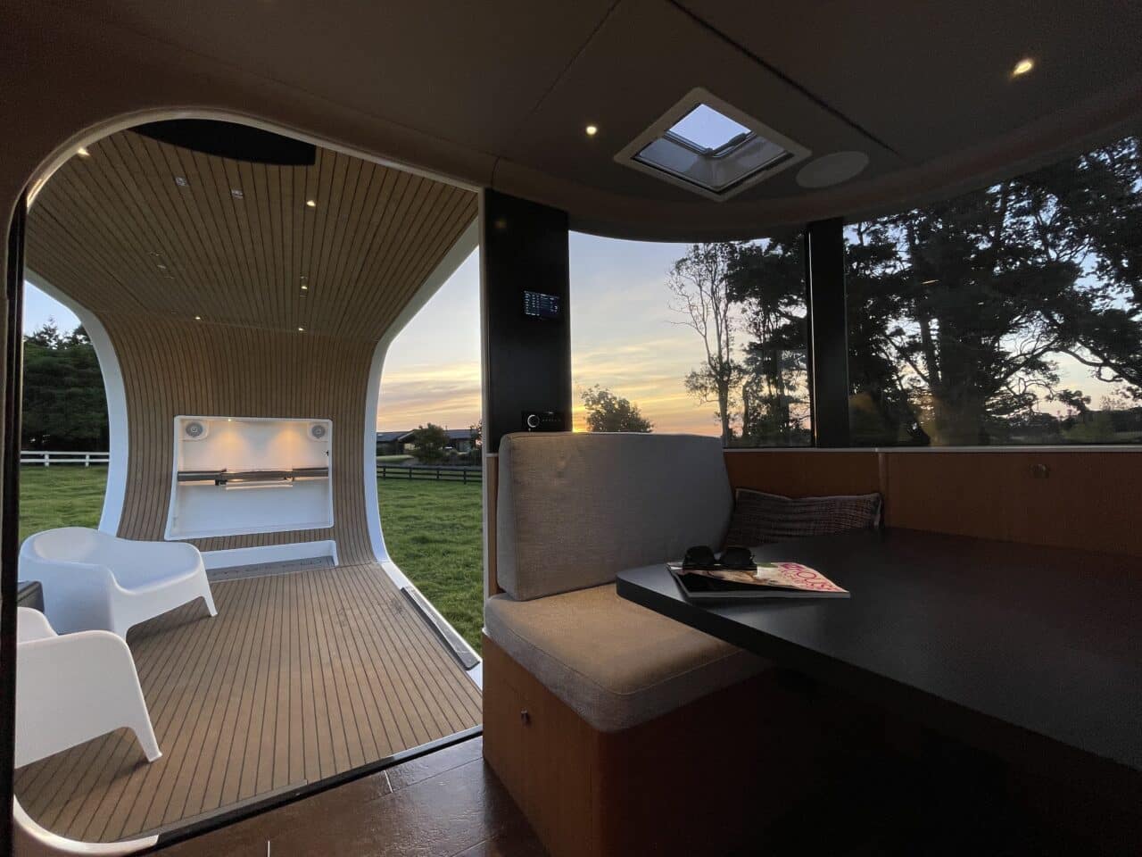 Luxus-Wohnwagen aus Neuseeland: Der innovative Romotow T8 mit drehbarem Wohnbereich und Terrasse 9 Romotow t8 Luxus-Wohnwagen