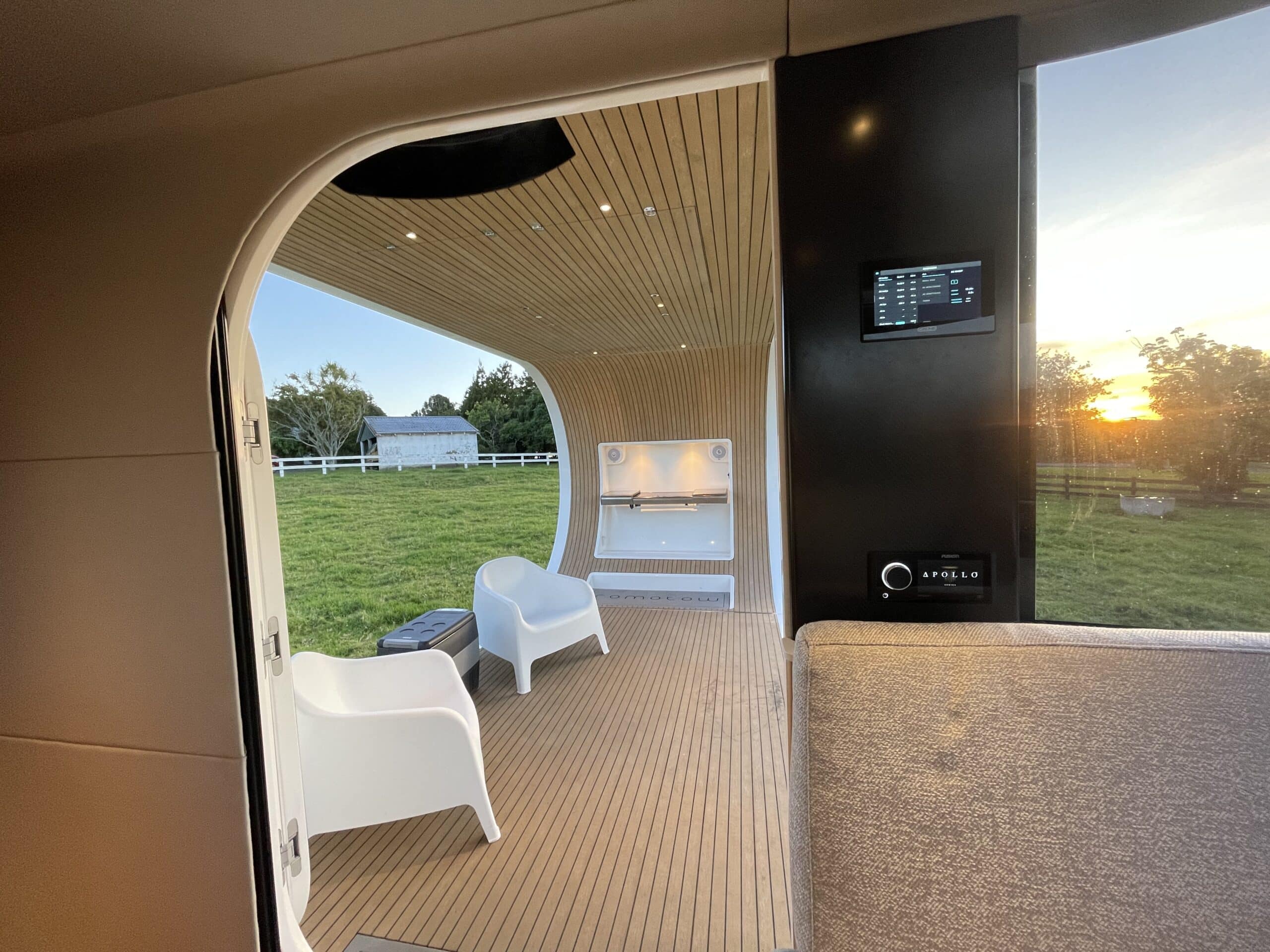 Luxus-Wohnwagen aus Neuseeland: Der innovative Romotow T8 mit drehbarem Wohnbereich und Terrasse 2 Romotow t8+ Luxus-Wohnwagen