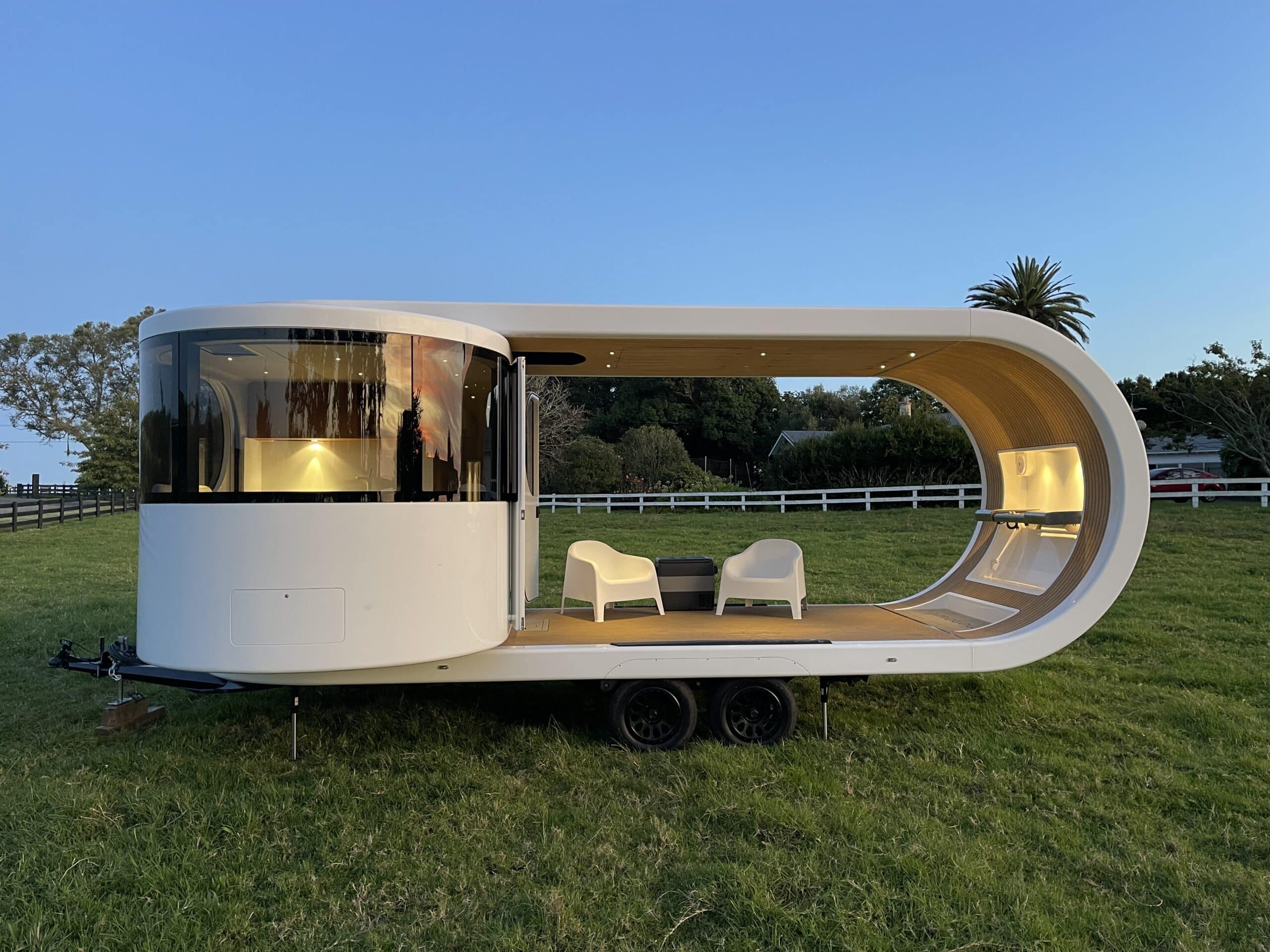 Luxus-Wohnwagen aus Neuseeland: Der innovative Romotow T8 mit drehbarem Wohnbereich und Terrasse 3 Romotow t8 Luxus-Wohnwagen