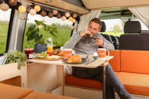 Ventje Campervan: Der vielseitige Camper aus den Niederlanden erobert den deutschen Markt 7 Ventje Campervan Esstisch
