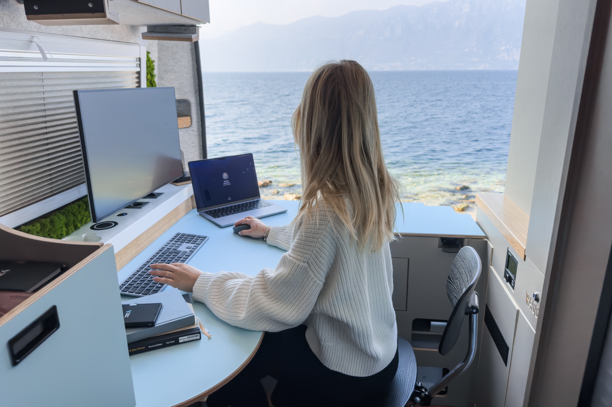 Home Office auf Rädern zum Mieten: Office-Camper mit Starlink-Internet und ergonomischem Workspace 3 Home Office auf Rädern zum Mieten: Office-Camper mit Starlink-Internet und ergonomischem Workspace