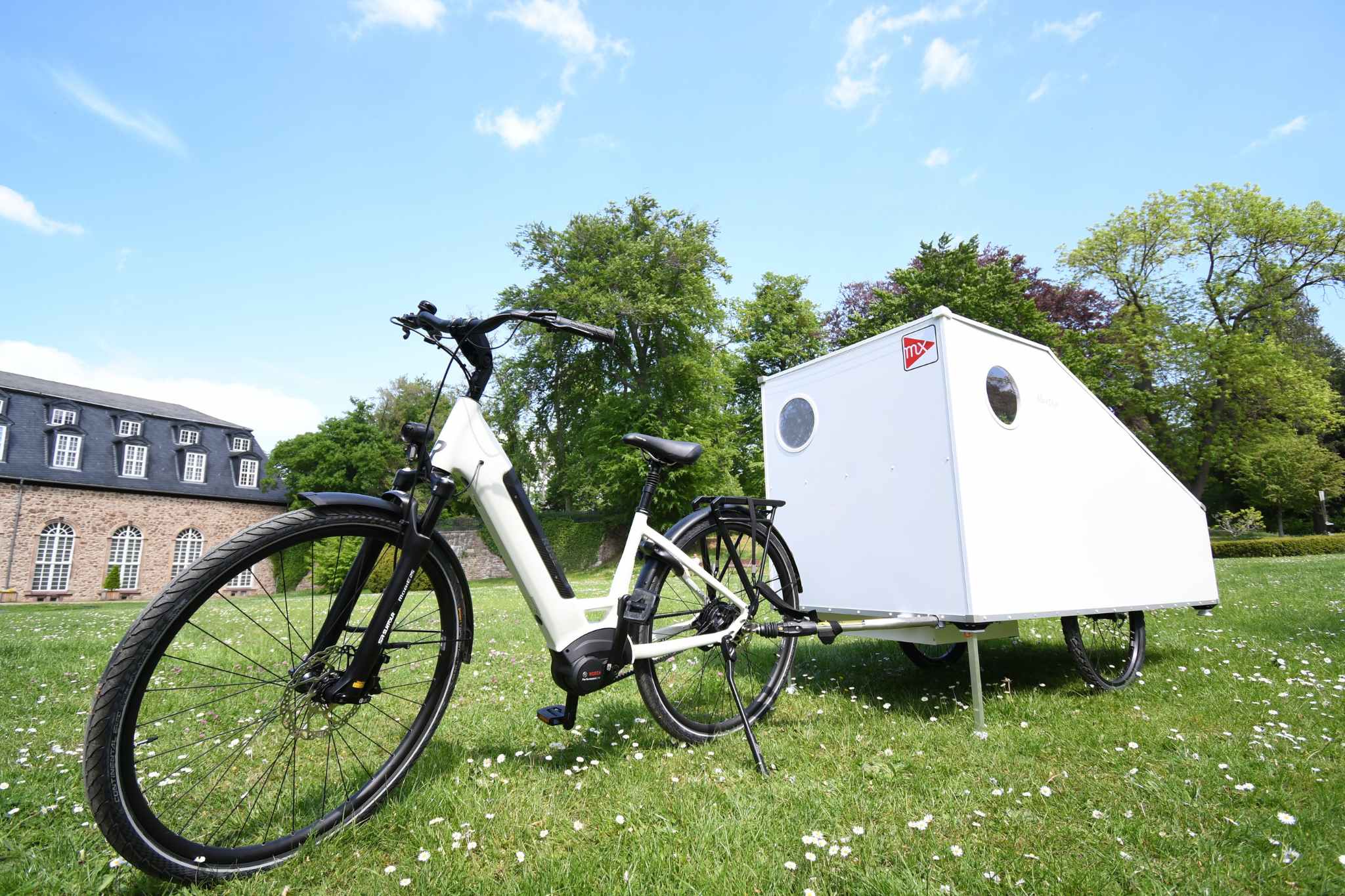 Mit den 52 kg ohne Gepäck ist das Modell Martha für trainierte Radler:innen auch mit einem herkömmlichen Fahrrad zu ziehen. (c) maxmess-design