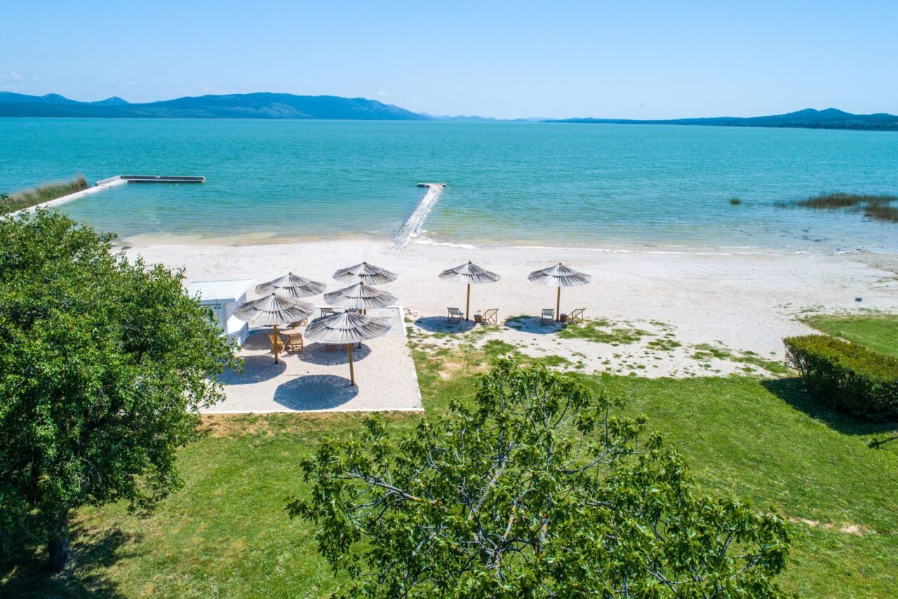 Campingurlaub in Kroatien: beliebte Campingplätze im sonnigen Dalmatien 3 Campingplätze Dalmatien - Für Camper:innen, die Ruhe und Natur lieben: Camping am Vrana-See im nördlichen Dalmatien. © PiNCAMP