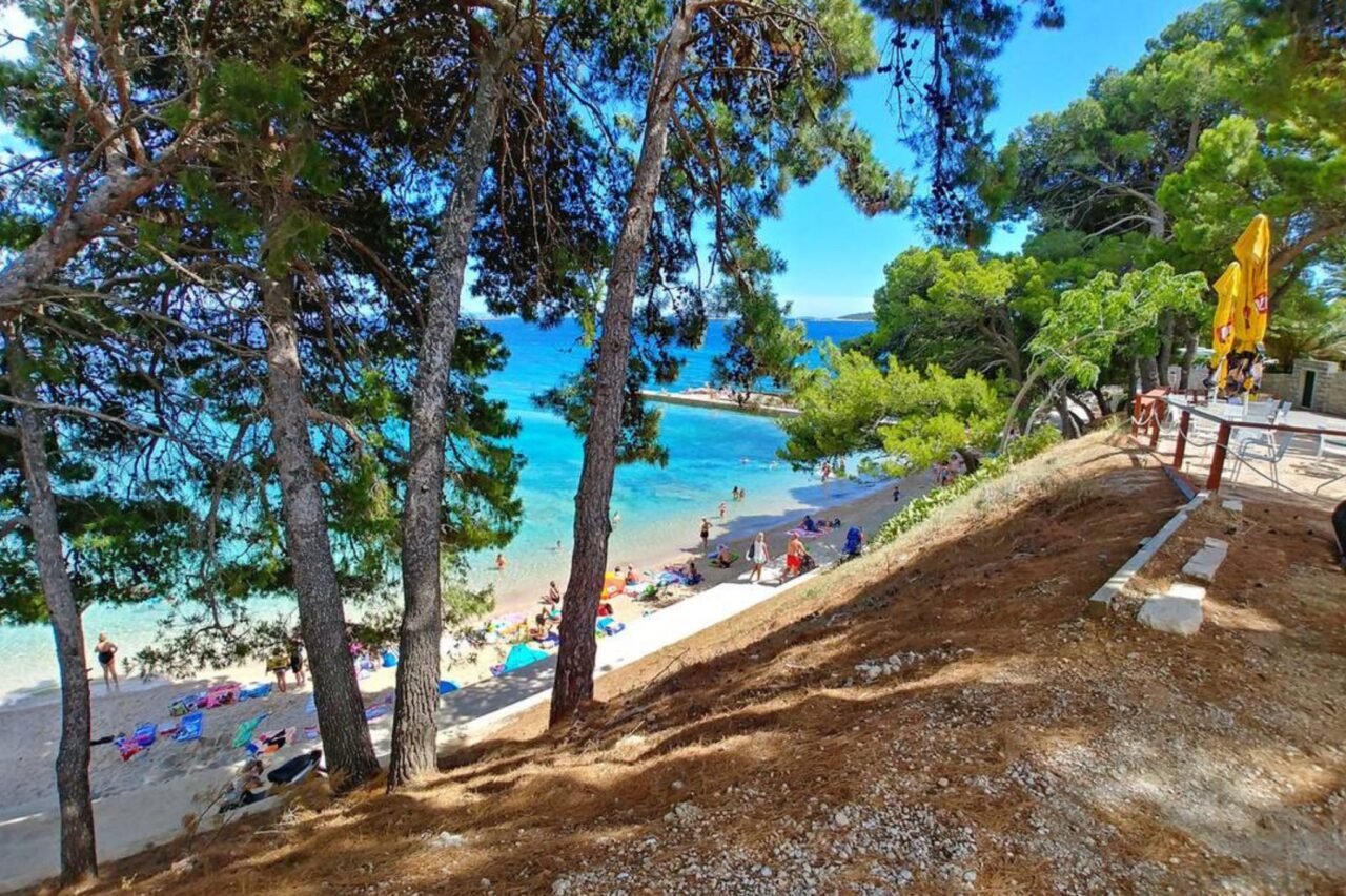 Campingurlaub in Kroatien: beliebte Campingplätze im sonnigen Dalmatien 6 Campingplätze Dalmatien -Im Süden Dalmatiens bietet der Campingplatz Trstenica Erholung unter der kroatischen Sonne für Fans der freien Körperkultur. © camping.info