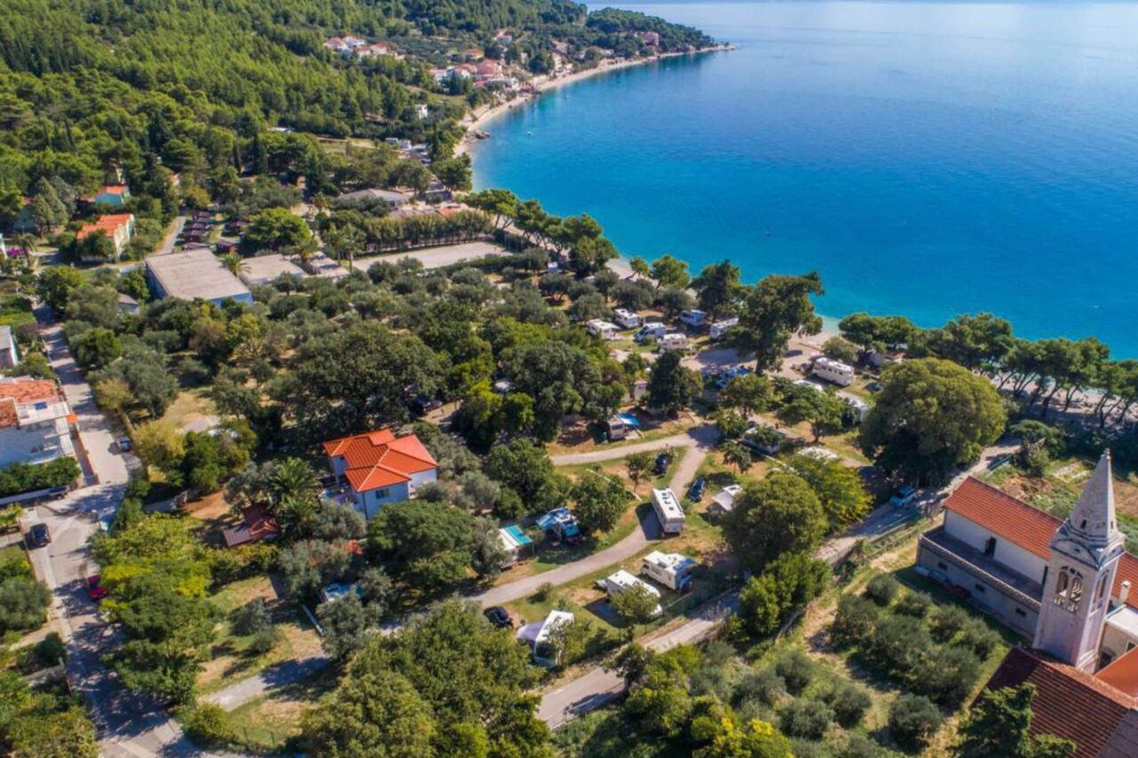 Campingurlaub in Kroatien: beliebte Campingplätze im sonnigen Dalmatien 5 Campingplätze Dalmatien - Im Grünen und doch zentral gelegen: Camping Viter © camping.info