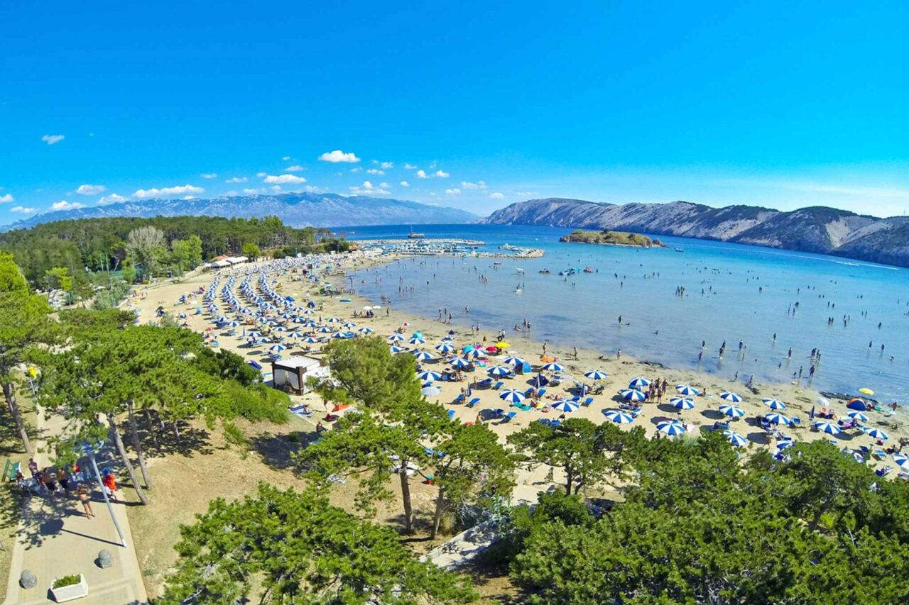 Campingplätze Kvarner Bucht -  Direkt in der Paradiesbucht gelegen, bietet das Resort einen traumhaften Blick auf die Kvarner Bucht. © PiNCAMP