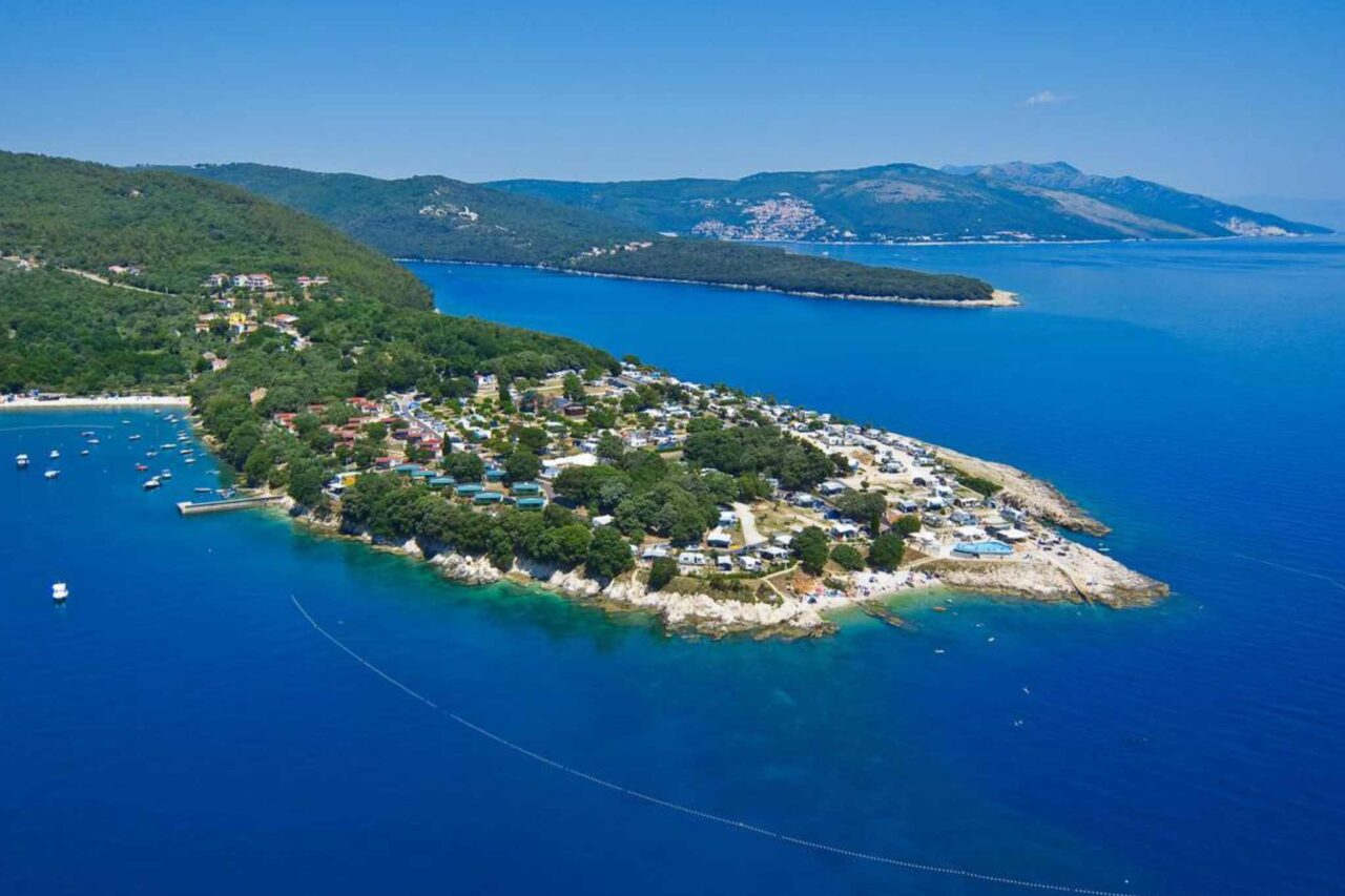 Idyllisch auf einer kleinen Halbinsel gelegen, bietet das Marina Camping Resort den passenden Platz für Sportler:innen und Erholungssuchende. © camping.info