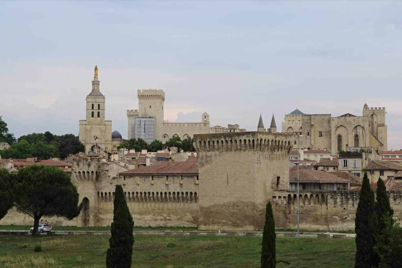 Blick auf die Stadtmauer und den dahinter liegenden Papstpalast von Avignon.