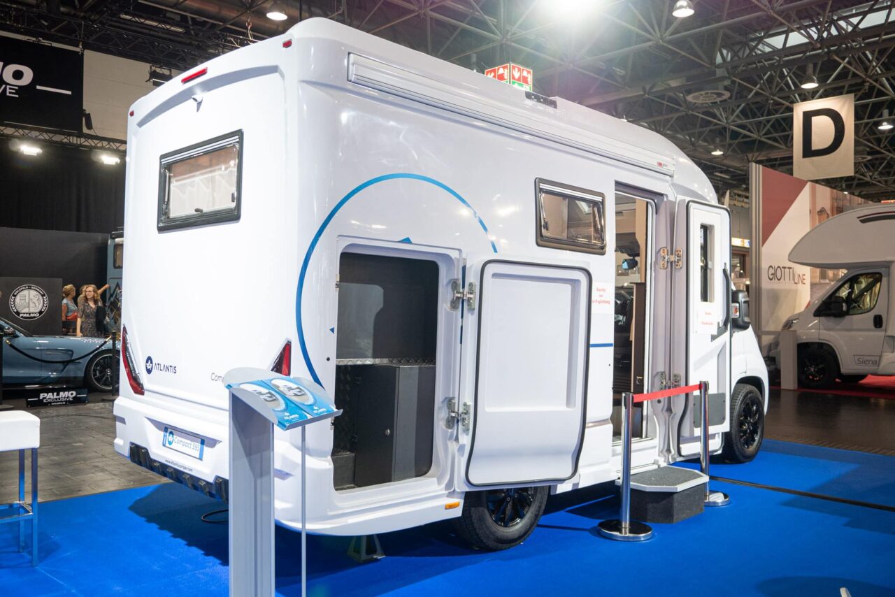 Atlantis Compact 595 Caravan Salon 2023 Heckgarage Tür