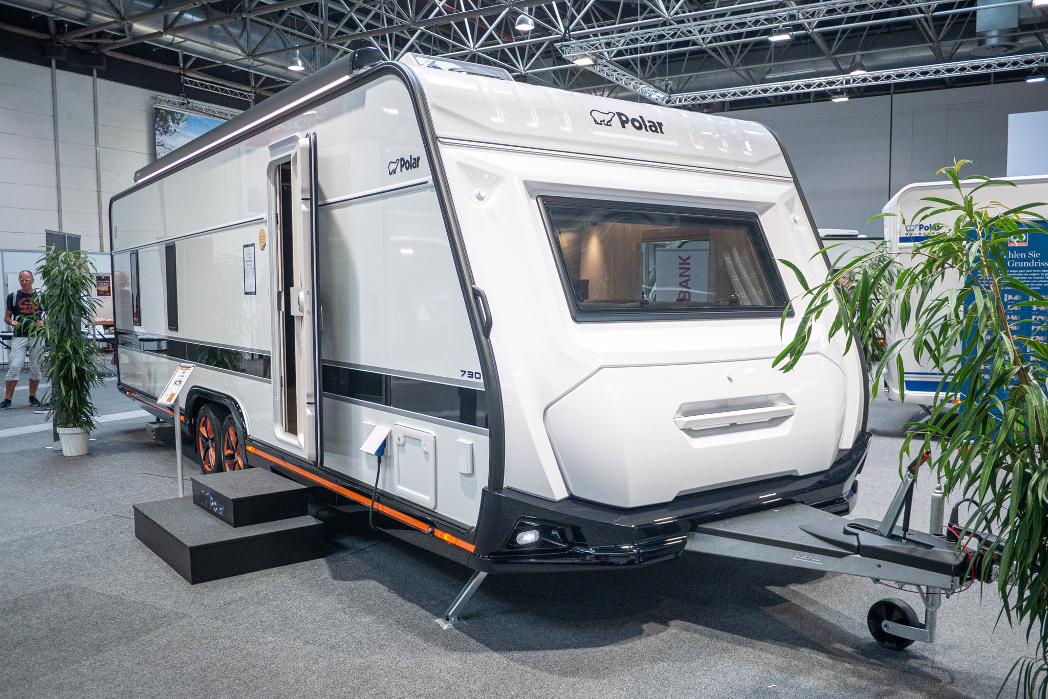 Polar Blackline 730 BQWL (2024): Luxus-Wohnwagen mit Queensbett auf Tandem-Achsen – mit 360°-Tour!