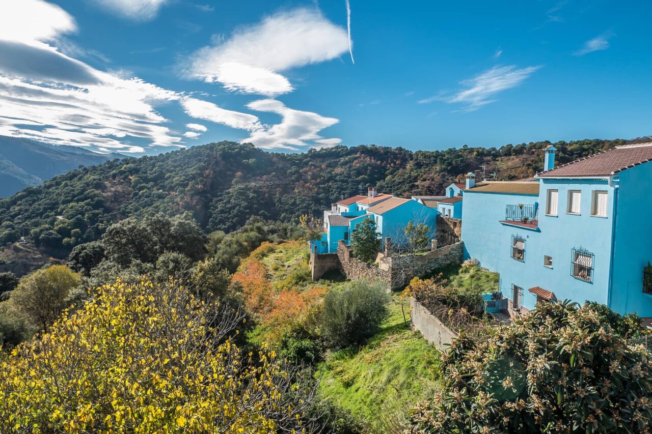 Andalusien ist berühmt für seine “Weißen Dörfer”. Eine Ausnahme bildet Júzcar, das nach den Dreharbeiten zum Schlümpfe-Film kurzerhand entschied, die blaue Farbe beizubehalten. © Camperstyle