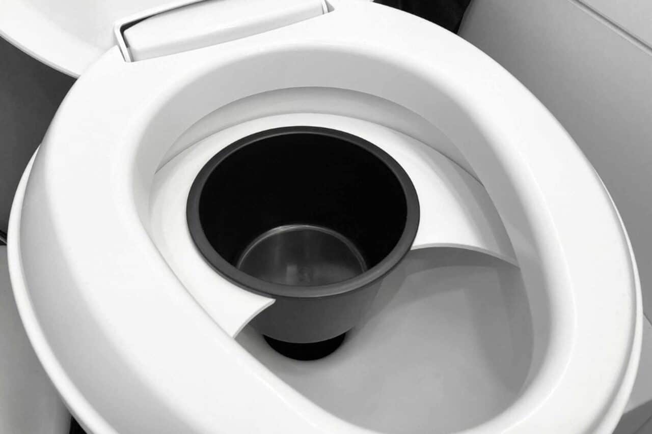 Mehr Autarkie für Camper: Thetford Toilette umbauen zur Trenntoilette 3 Thetford Toilette umbauen zur Trenntoilette: Der Trenneinsatz für deine bestehende Thetford-Toilette: flexaport bietet eine komfortable Lösung. © flexaport