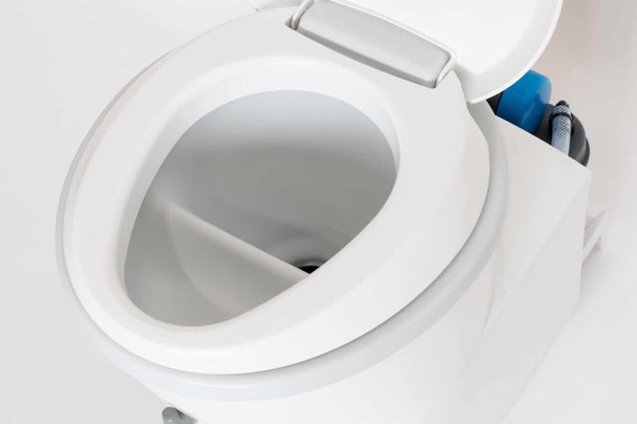 Mehr Autarkie für Camper: Thetford Toilette umbauen zur Trenntoilette 6 Thetford Toilette umbauen zur Trenntoilette -Die Trennschüssel von ToniToi mit einer großen Öffnung für Feststoffe ausgestattet. © ToniToi