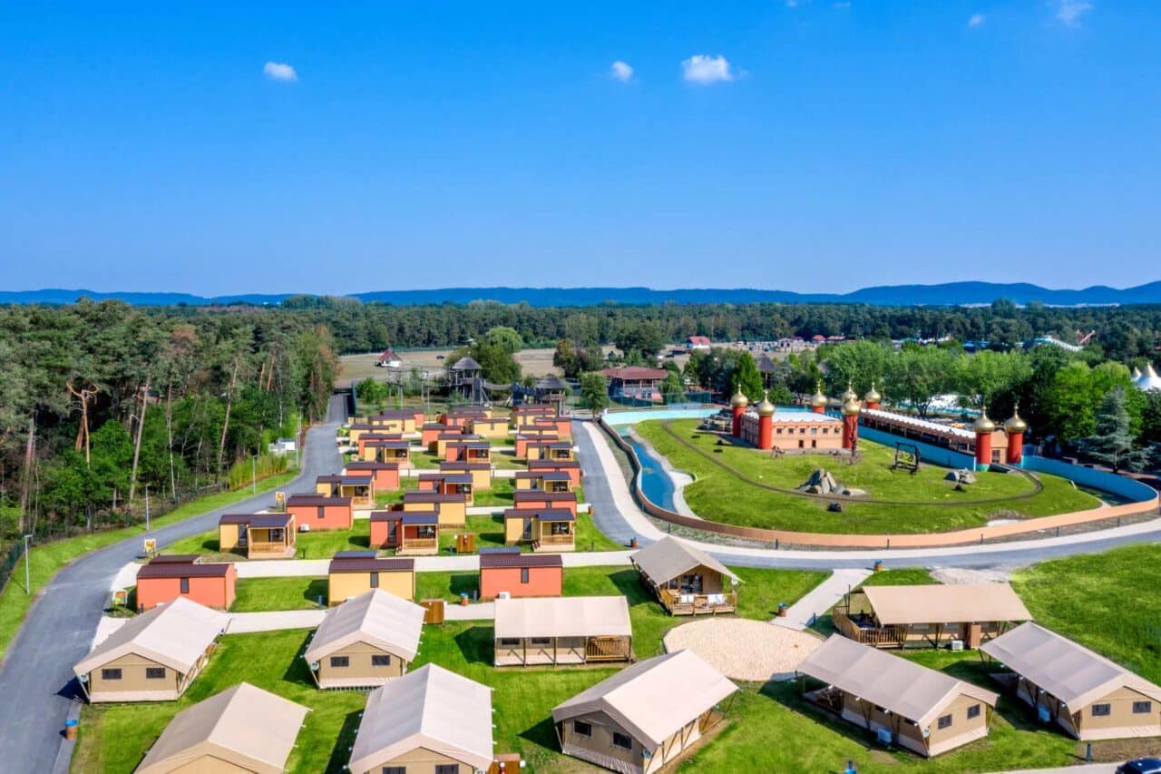 Wildlife, Camping, Abenteuer: Safariparks und besondere Tierparks – mit Stellplatztipps 4 Camping Safariparks : Glamping im Safariland: Mobilheime und Lodges bieten gemütliche Übernachtungsplätze.© Safariland Stukenbrock