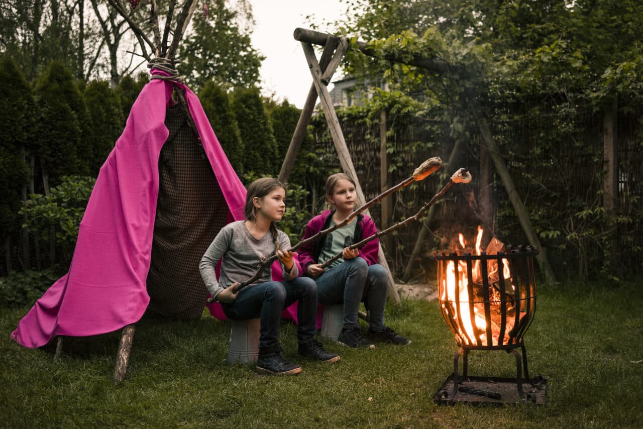 stockbrot camping lagerfeuer kinder © westend61 elements envato com