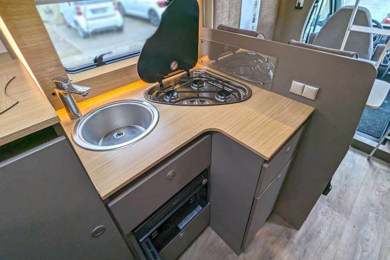 LMC Tourer Lift Ford im Wohnmobil-Test: Komfort und Kreativität im teilintegrierten H 664 G (2024) 12 Küchenblock