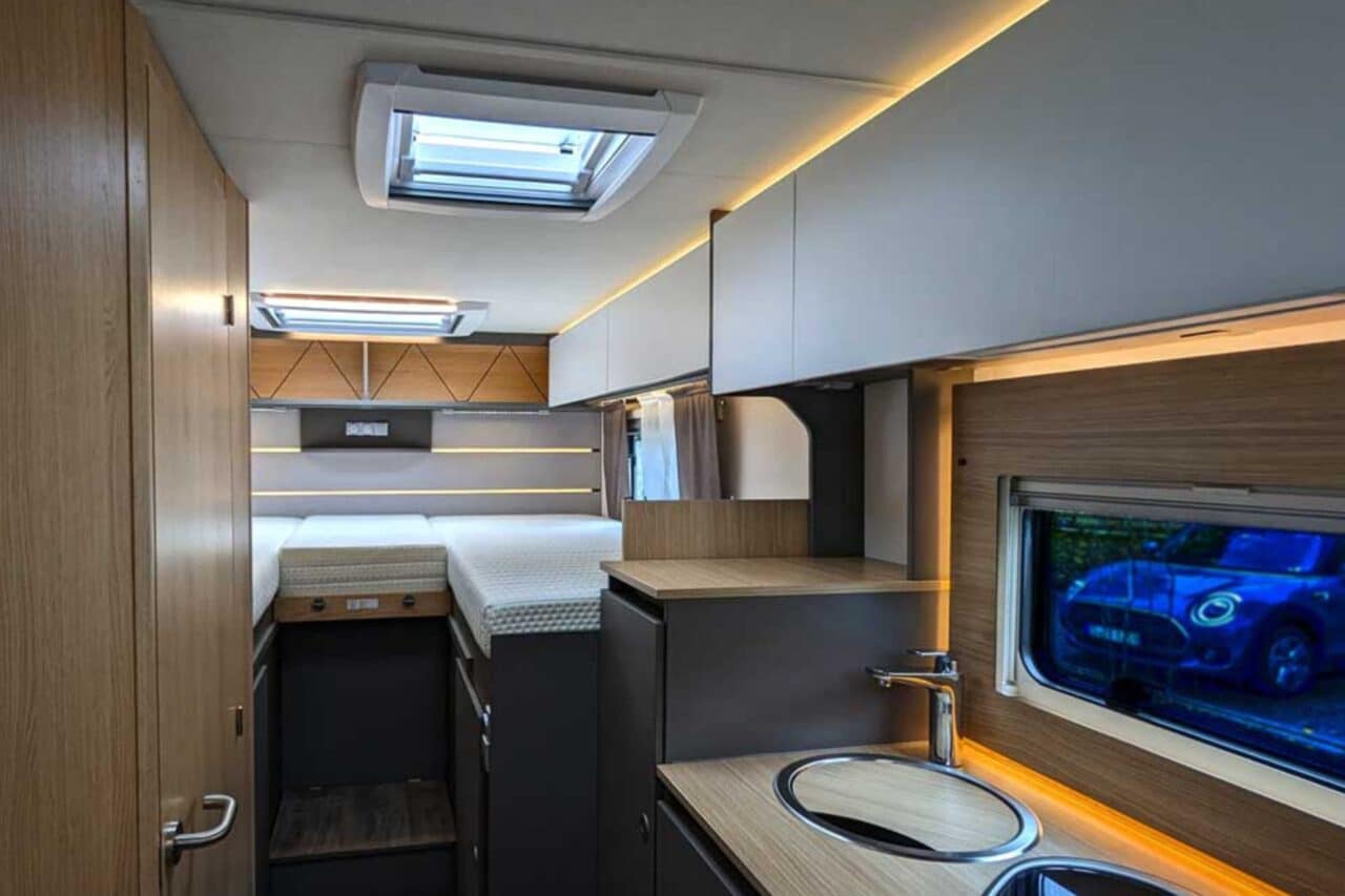LMC Tourer Lift Ford im Wohnmobil-Test: Komfort und Kreativität im teilintegrierten H 664 G (2024) 14 Blick ins beleuchtete Interieur