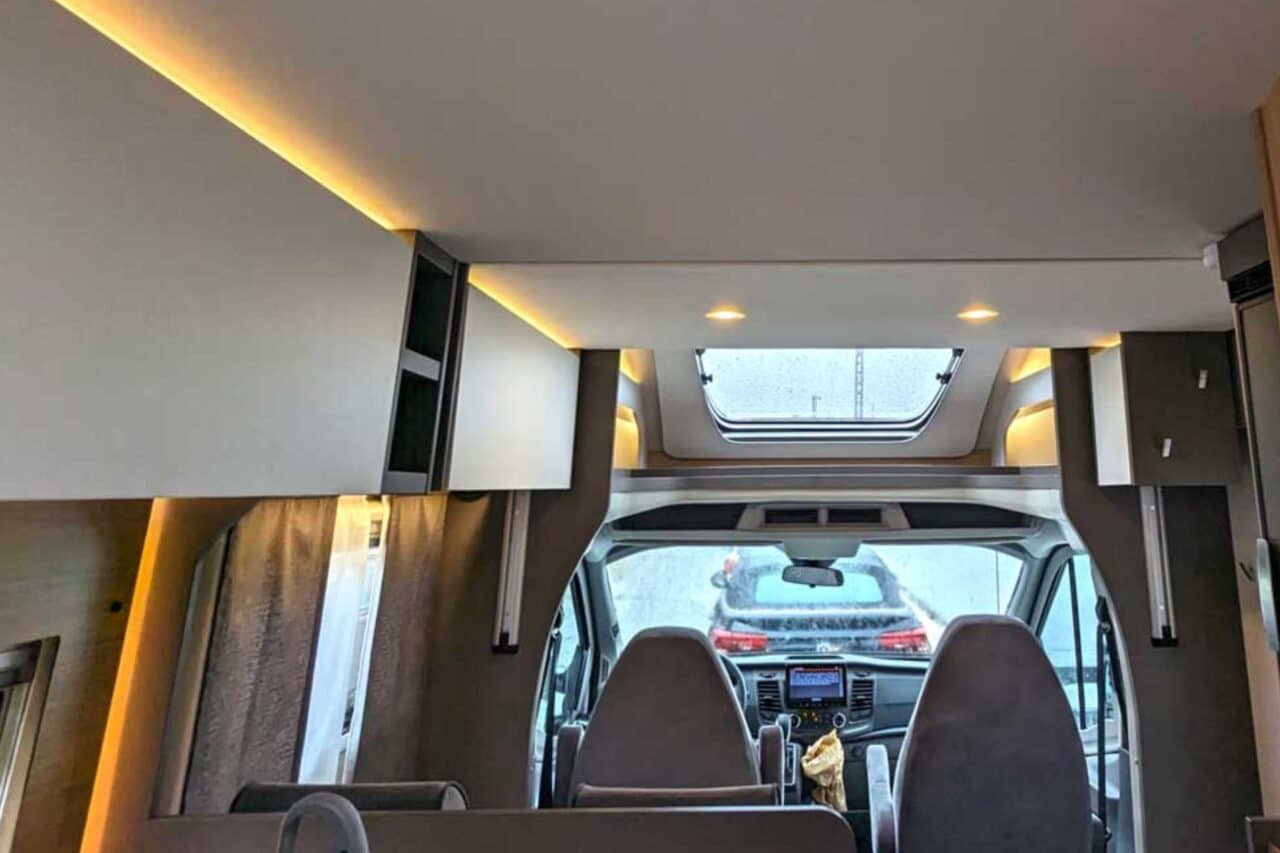 LMC Tourer Lift Ford im Wohnmobil-Test: Komfort und Kreativität im teilintegrierten H 664 G (2024) 9 Decke mit Lichtern
