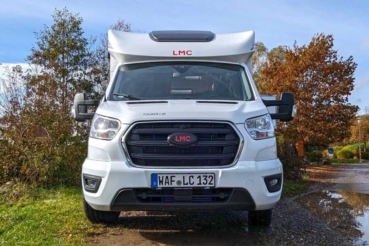 LMC Tourer Lift Ford im Wohnmobil-Test: Komfort und Kreativität im teilintegrierten H 664 G (2024) 6 Kühlergrill des Ford Transit