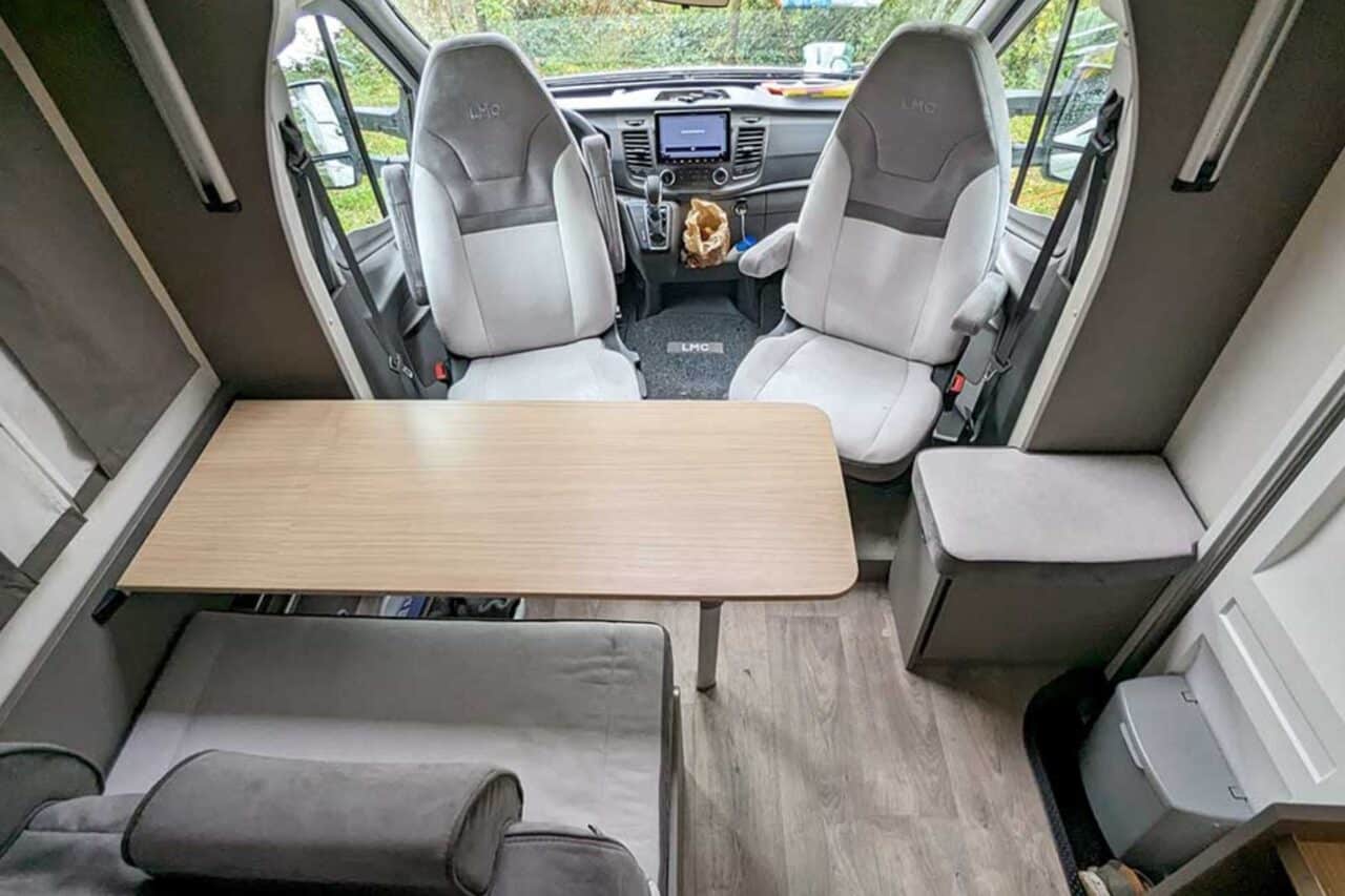 LMC Tourer Lift Ford im Wohnmobil-Test: Komfort und Kreativität im teilintegrierten H 664 G (2024) 10 Sitzbank und Drehsitze mit Tisch im LMC Tourer Lift H 664 G