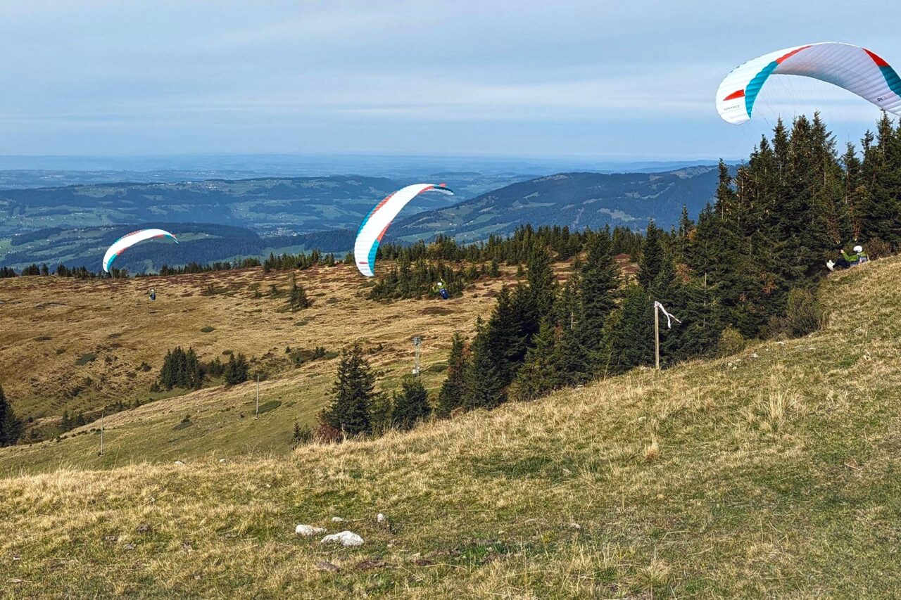 drei Paraglider beim Start